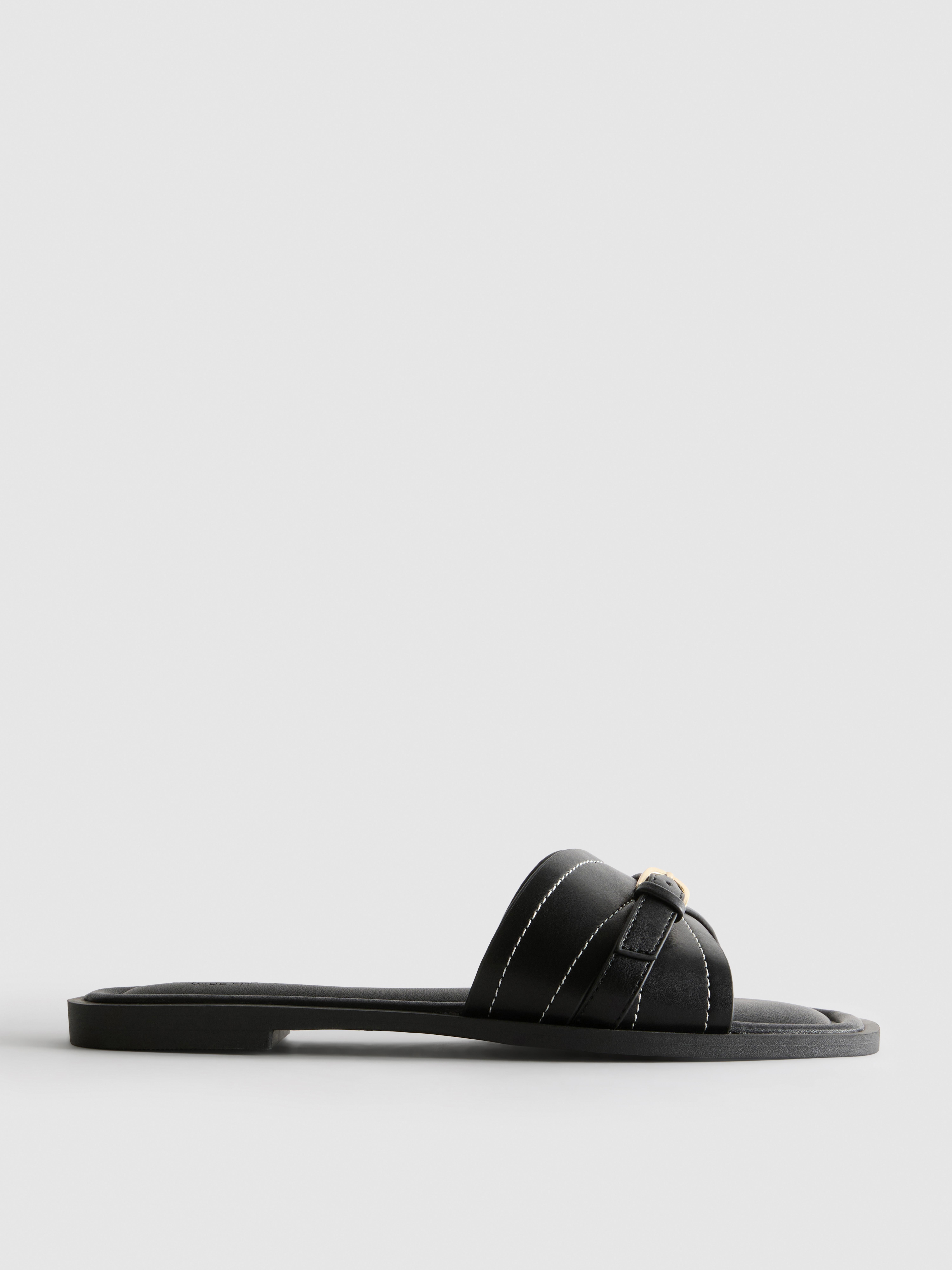 Sandały typu mule z klamrą