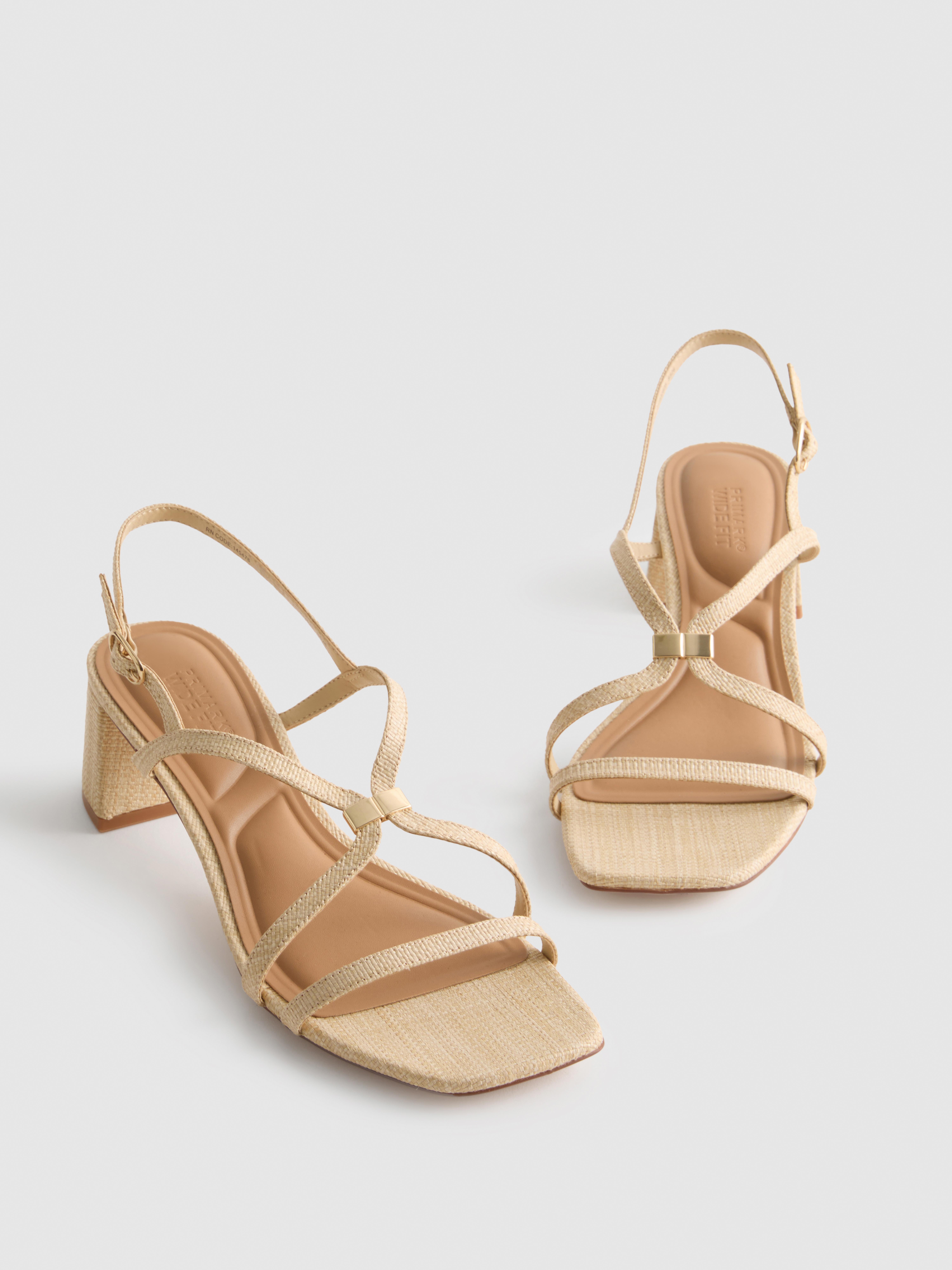 Sandalias de horma ancha con tacón grueso y rafia