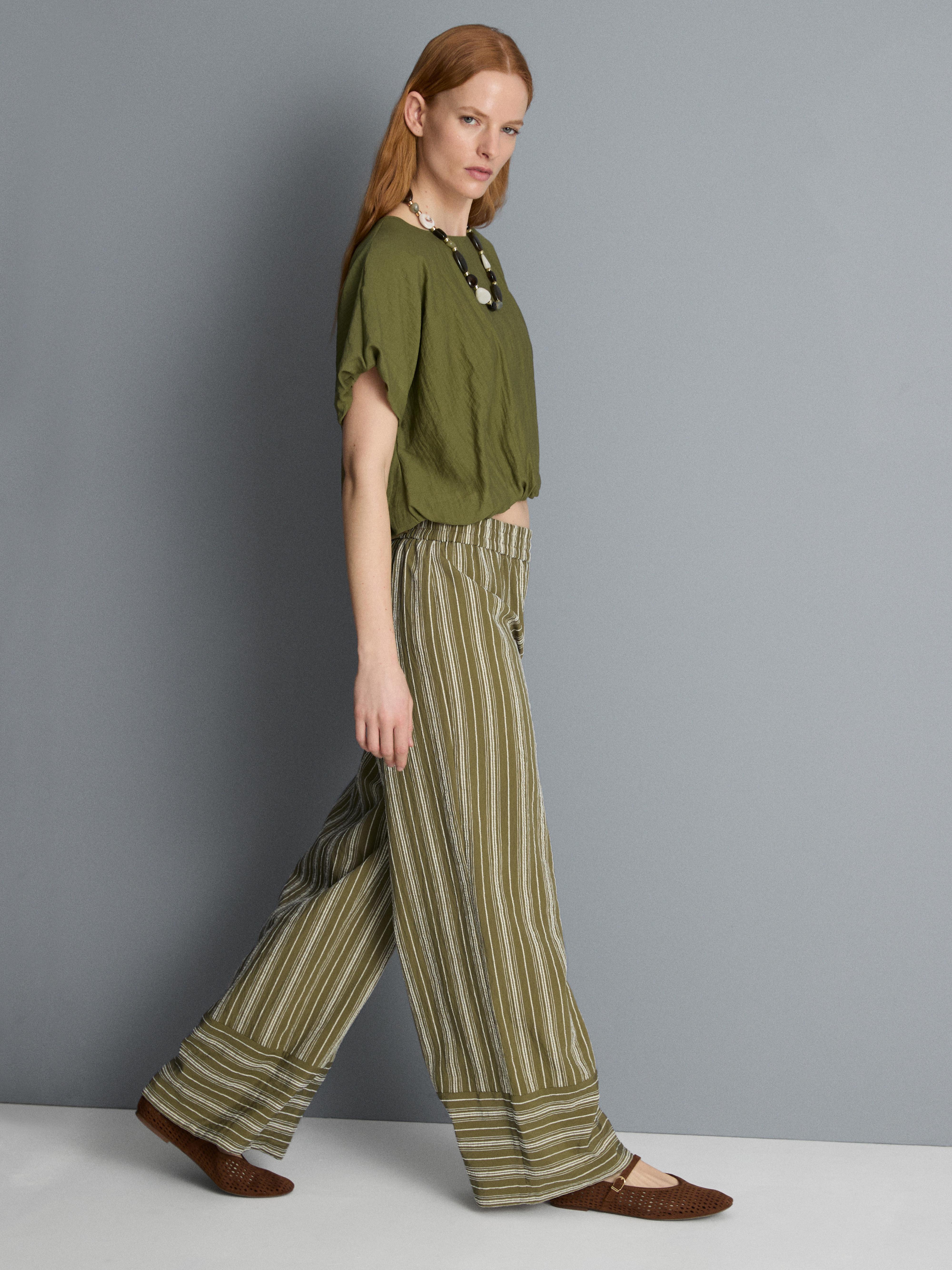 Strukturierte, gestreifte Hose mit weitem Bein