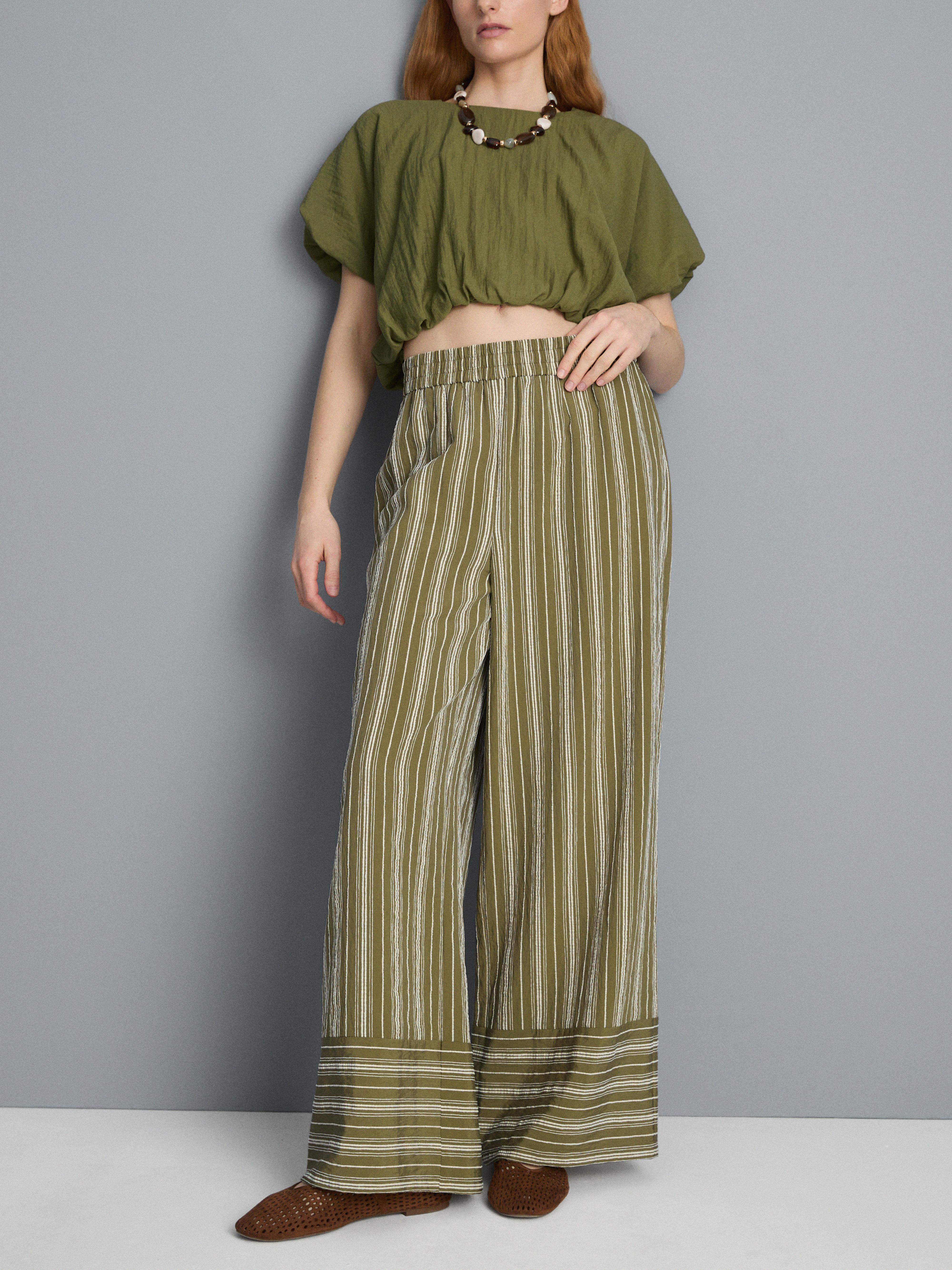 Strukturierte, gestreifte Hose mit weitem Bein
