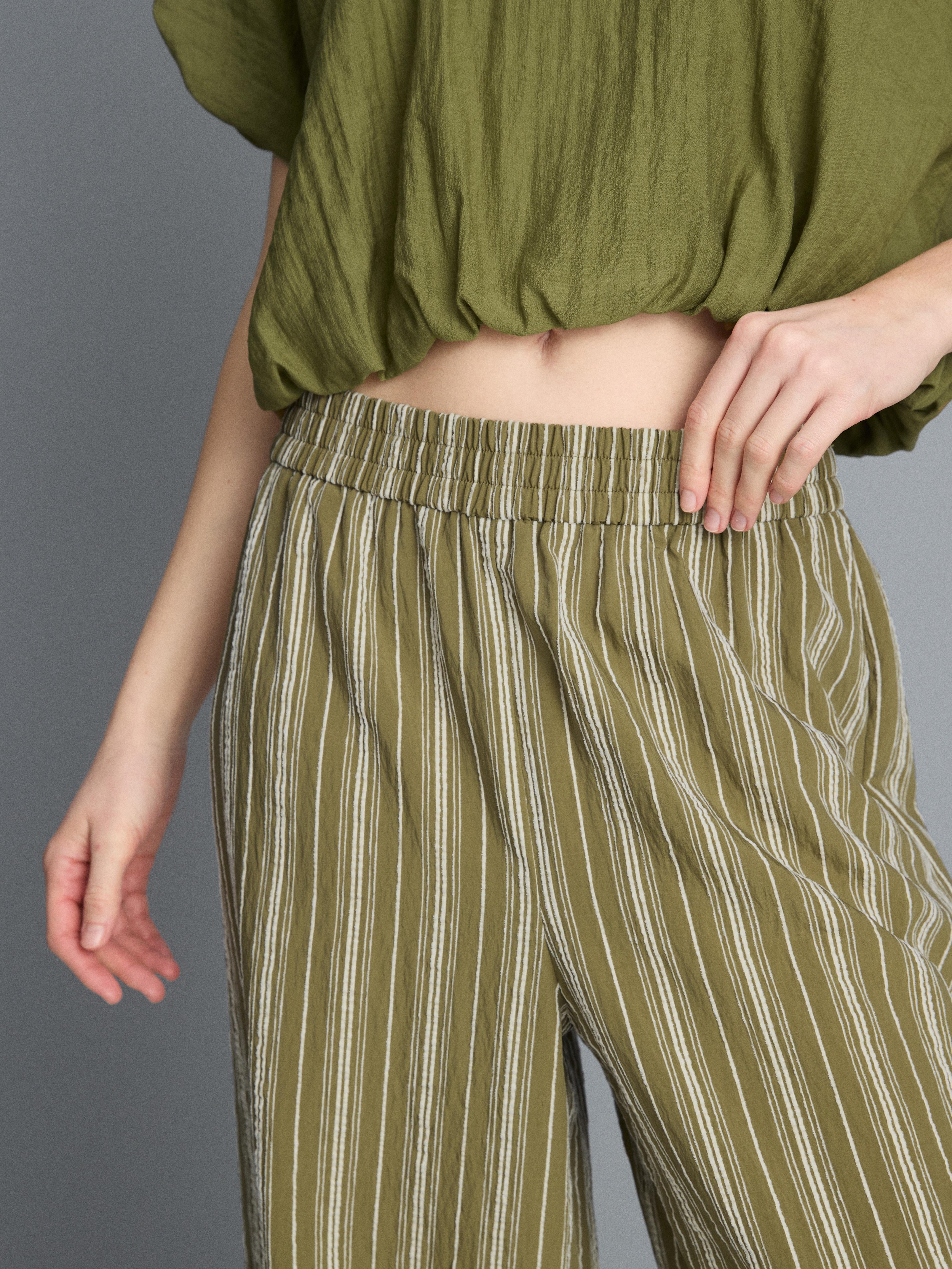 Strukturierte, gestreifte Hose mit weitem Bein