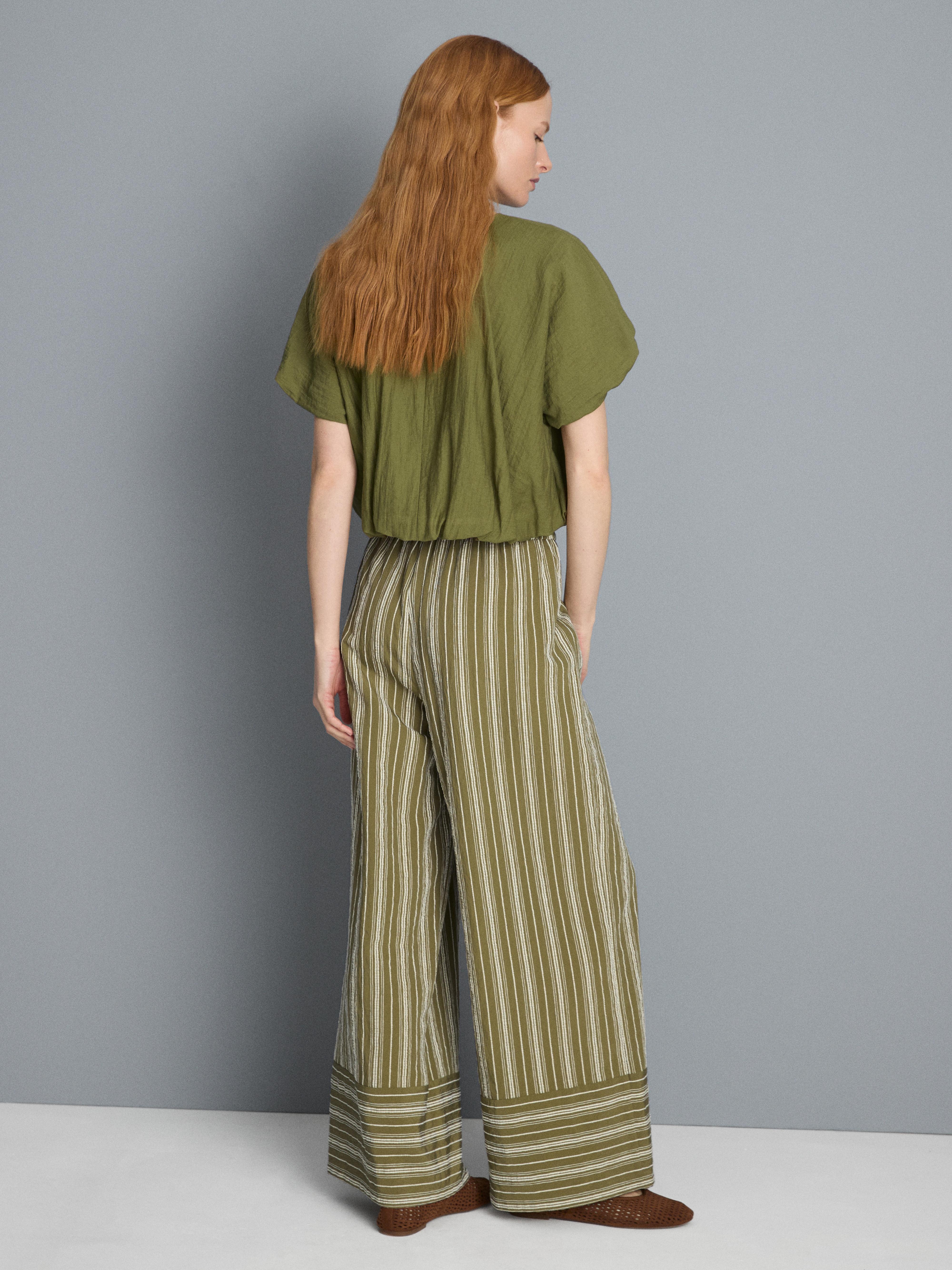 Strukturierte, gestreifte Hose mit weitem Bein