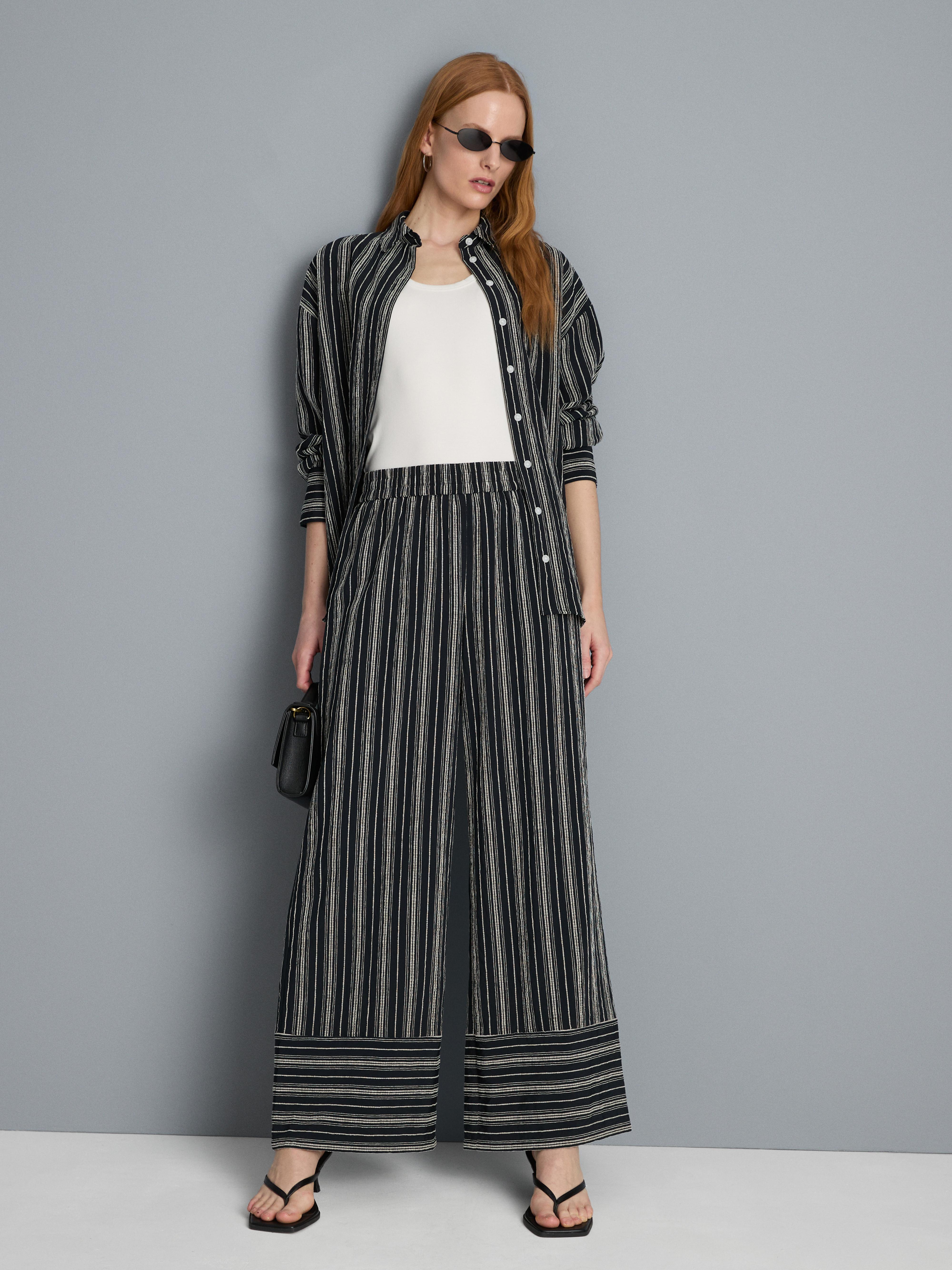 Široké nohavice s textúrovanými pruhmi