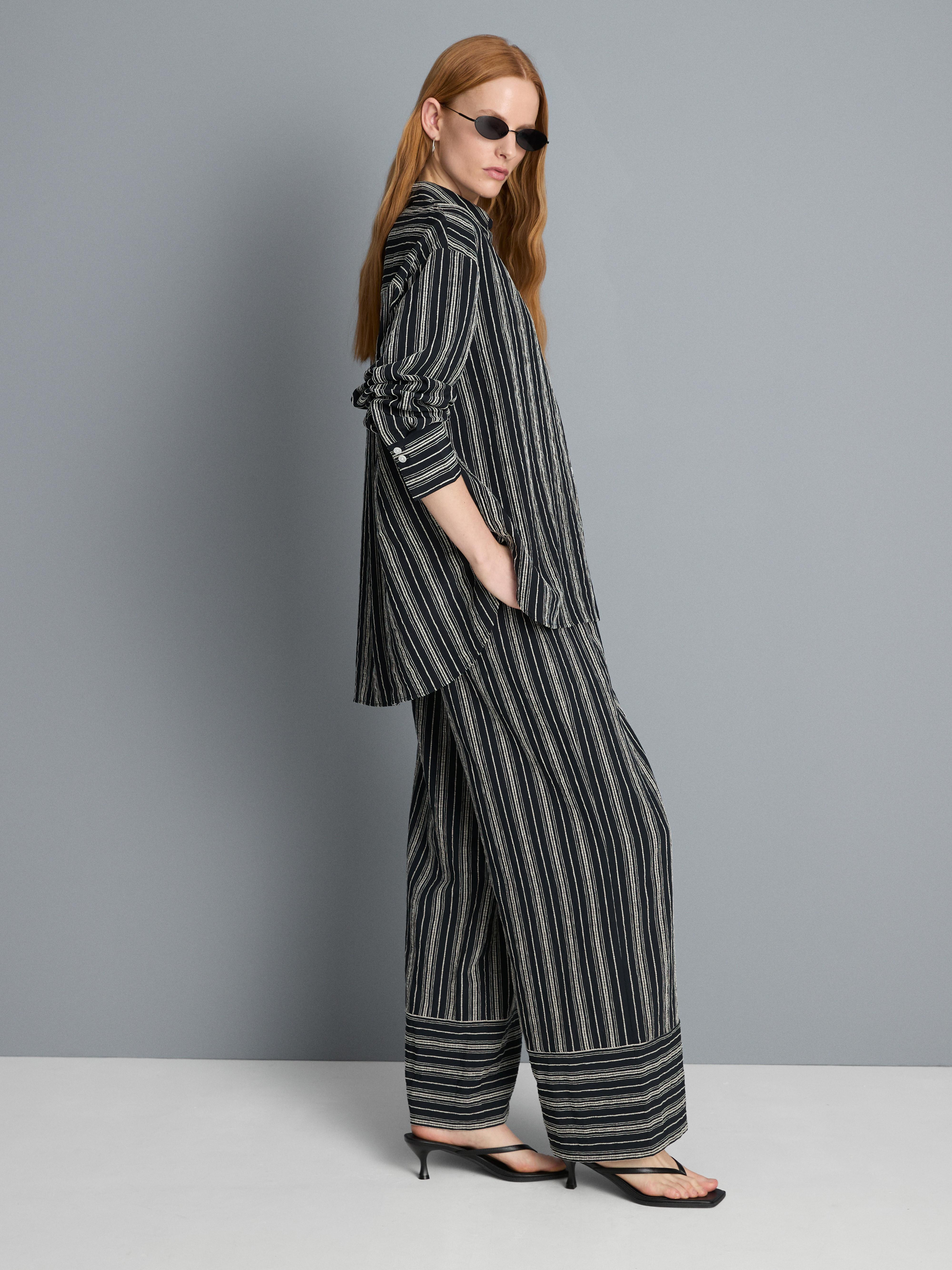 Pantalones de pernera ancha texturizados a rayas