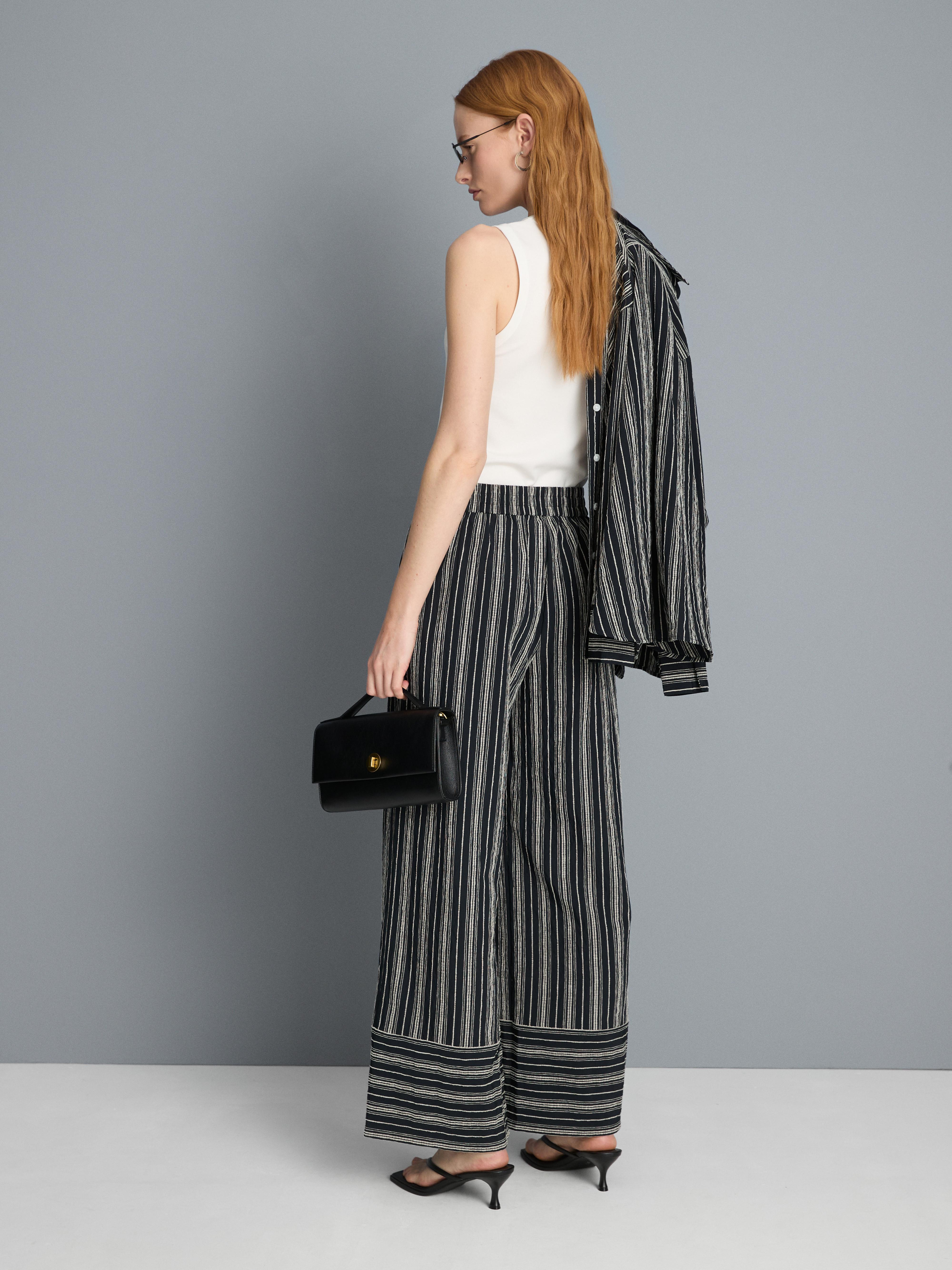 Pantalones de pernera ancha texturizados a rayas