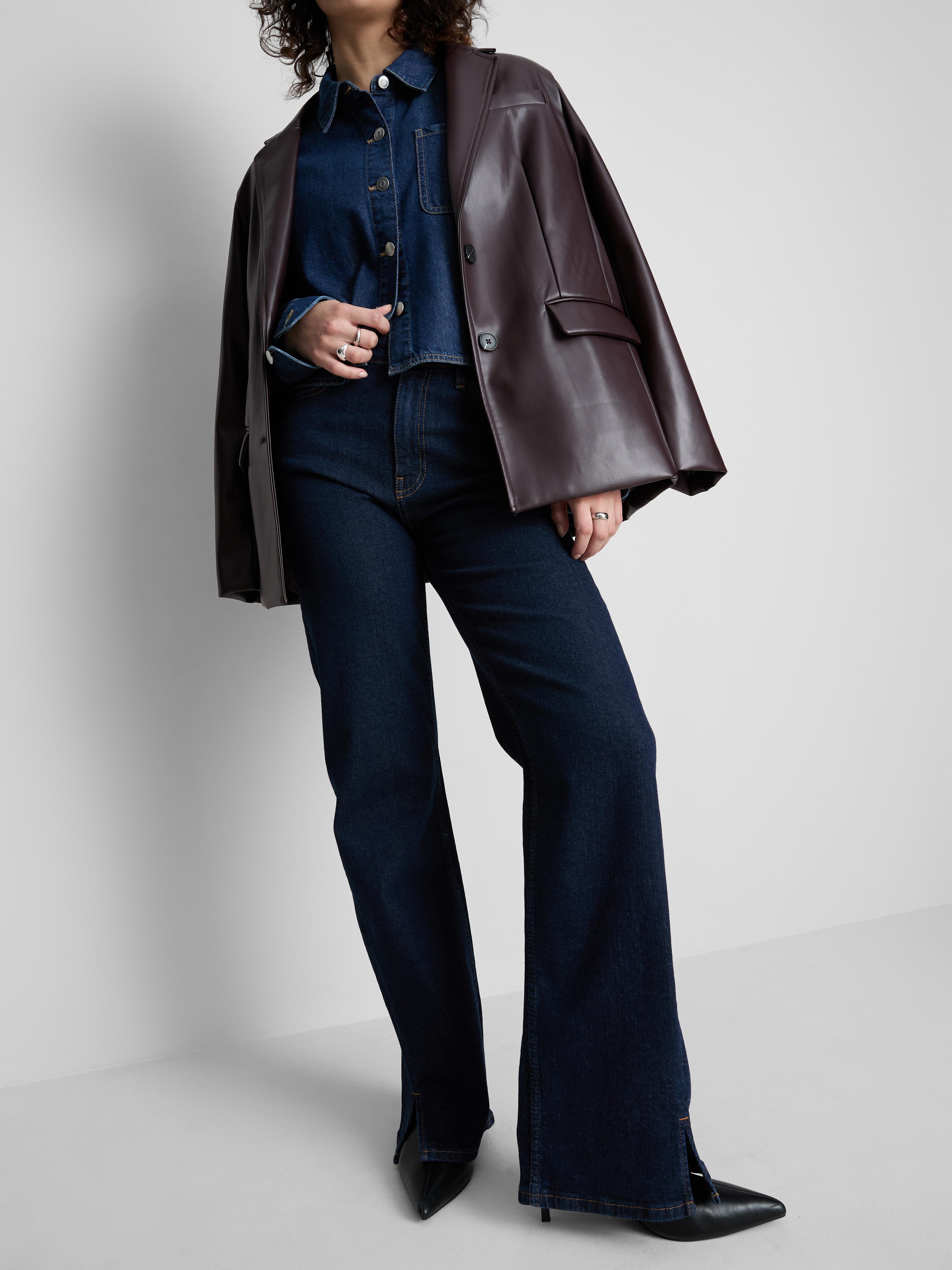 Ausgestellte Jeans mit schräger Naht und mittelhohem Bund