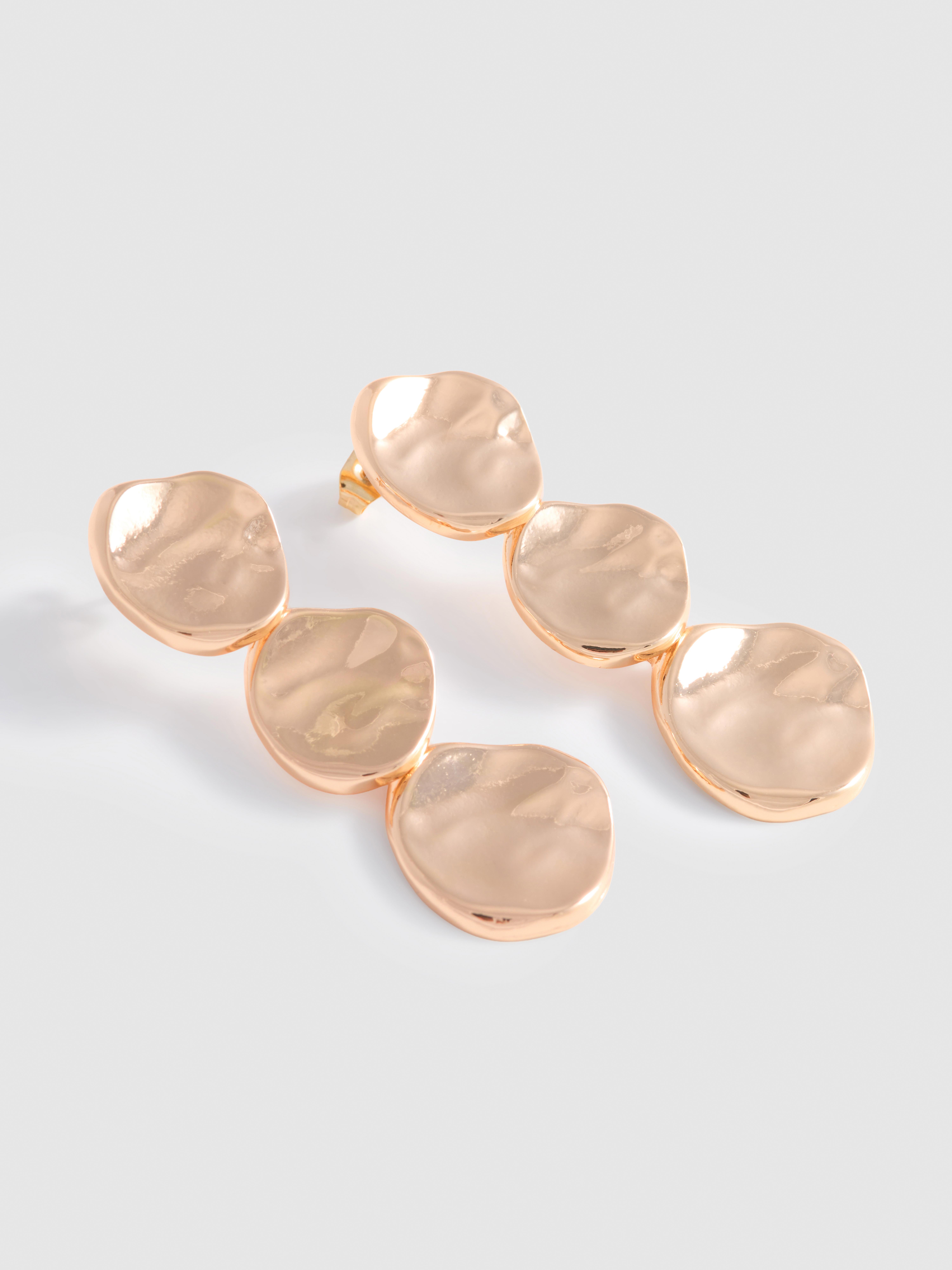 Viseči ploščati uhani v videzu staljene kovine