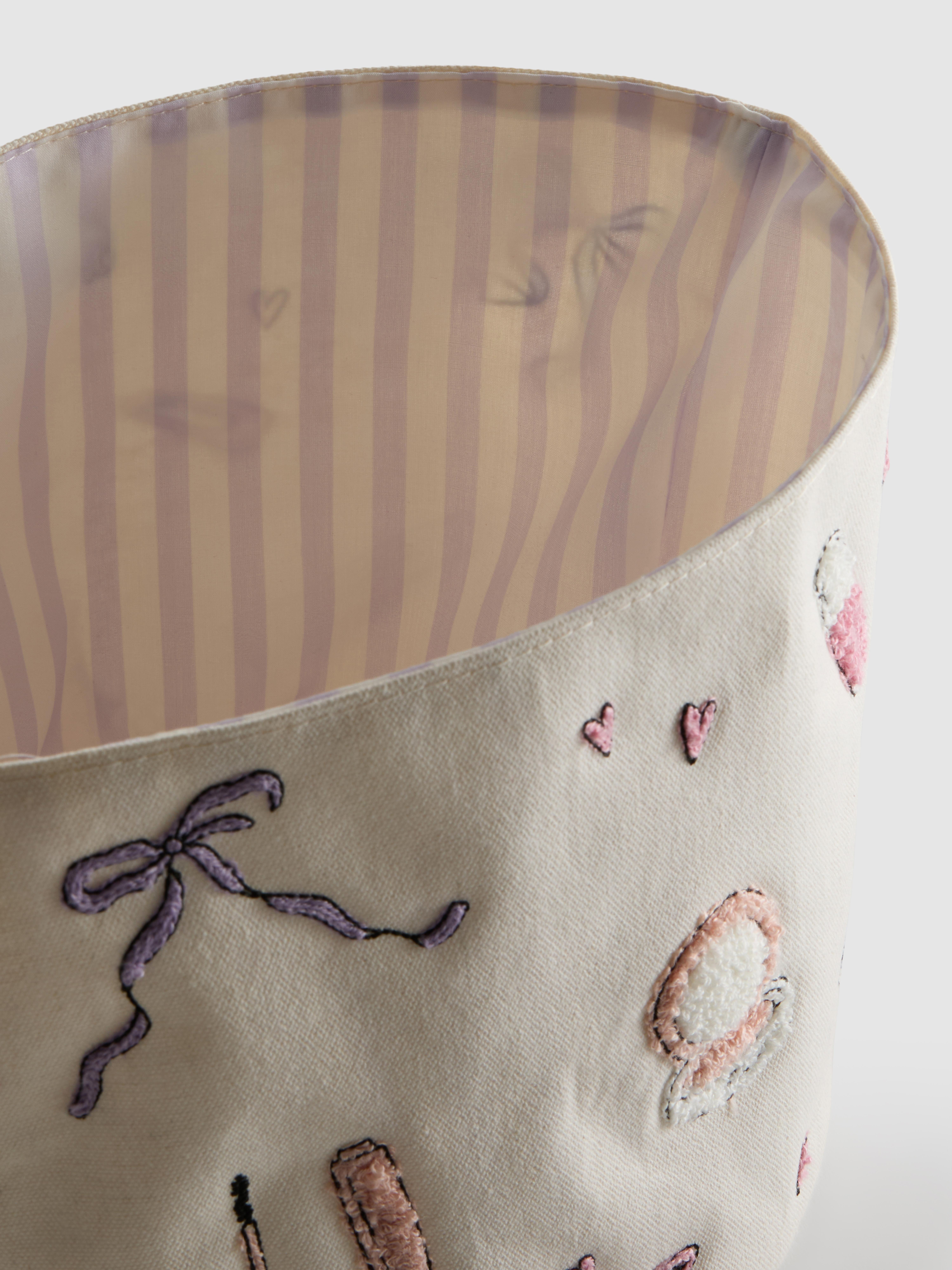 Zachte opbergmand met versieringen