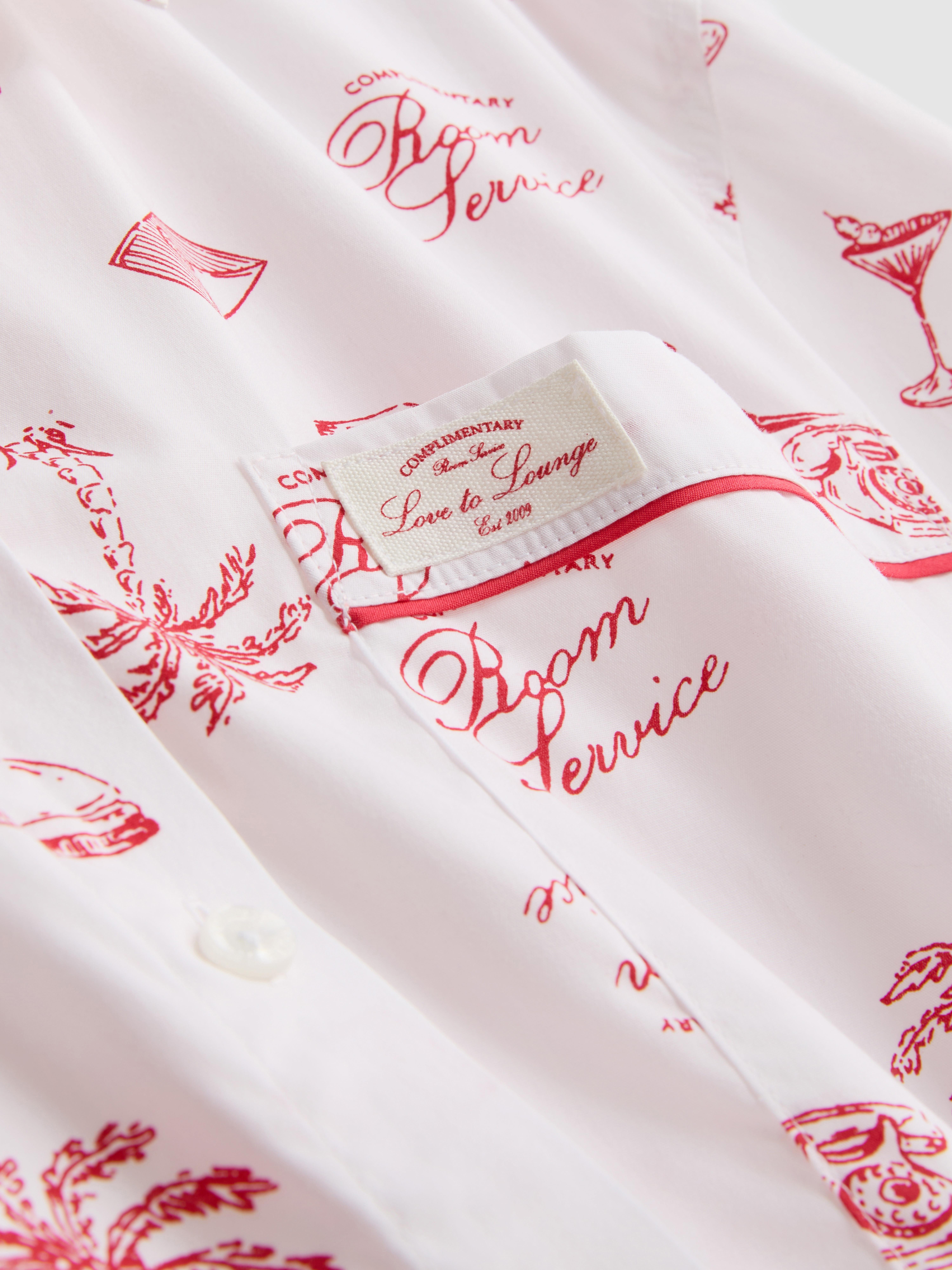 Baumwoll-Schlafanzughemd mit Room Service-Print