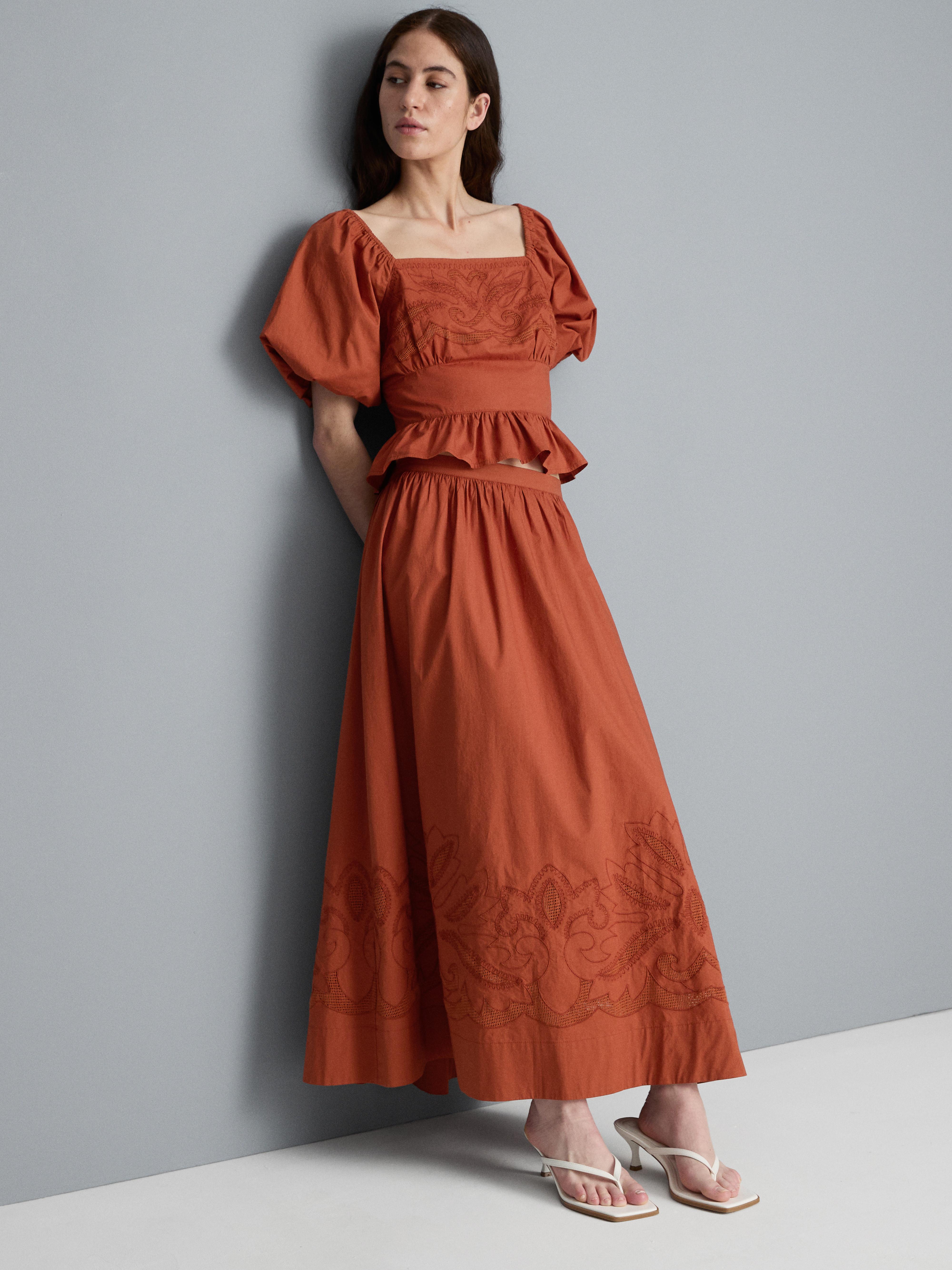 Falda midi de corte evasé con bajo bordado