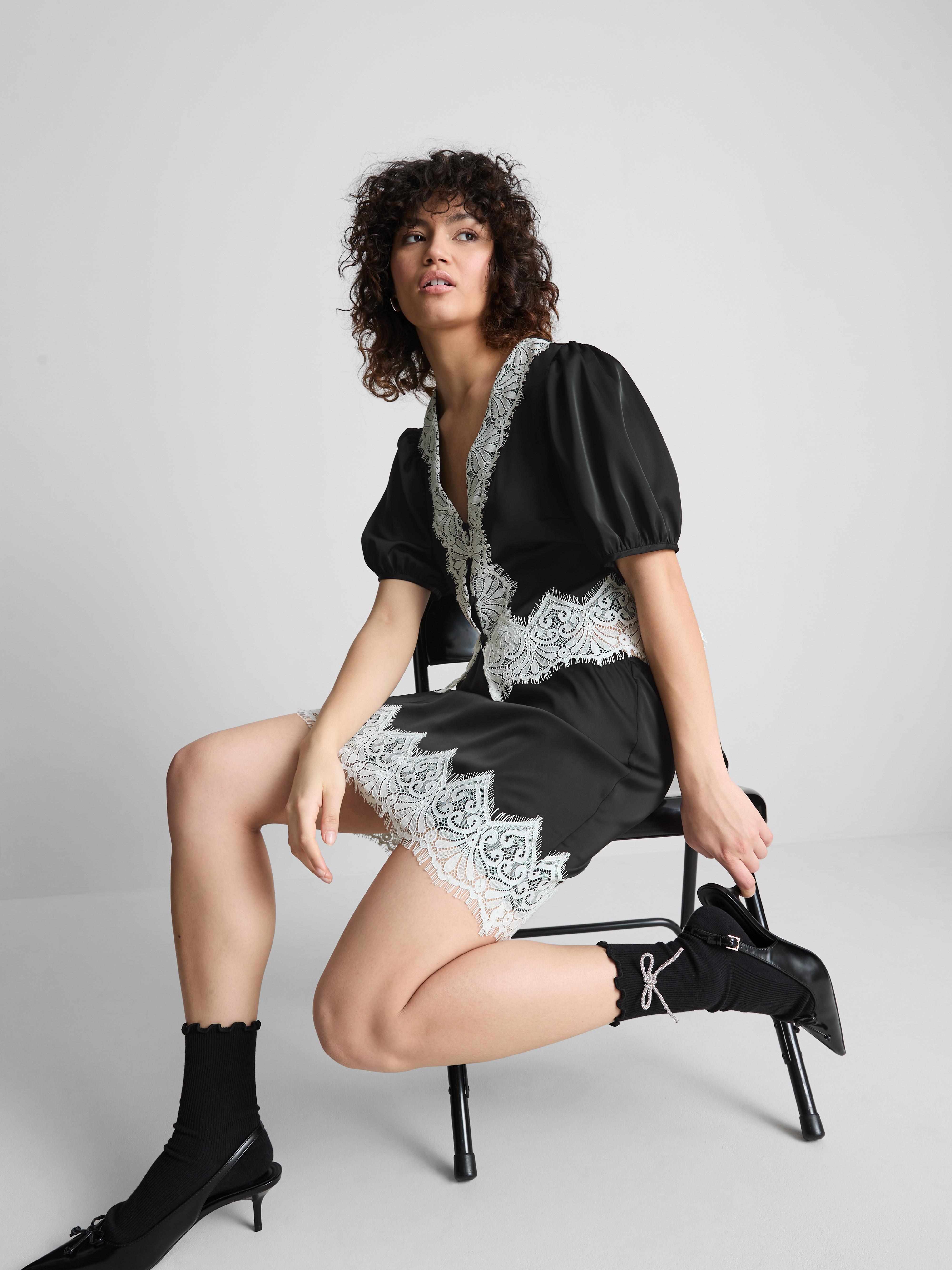 Mini-jupe en satin à finitions en dentelle