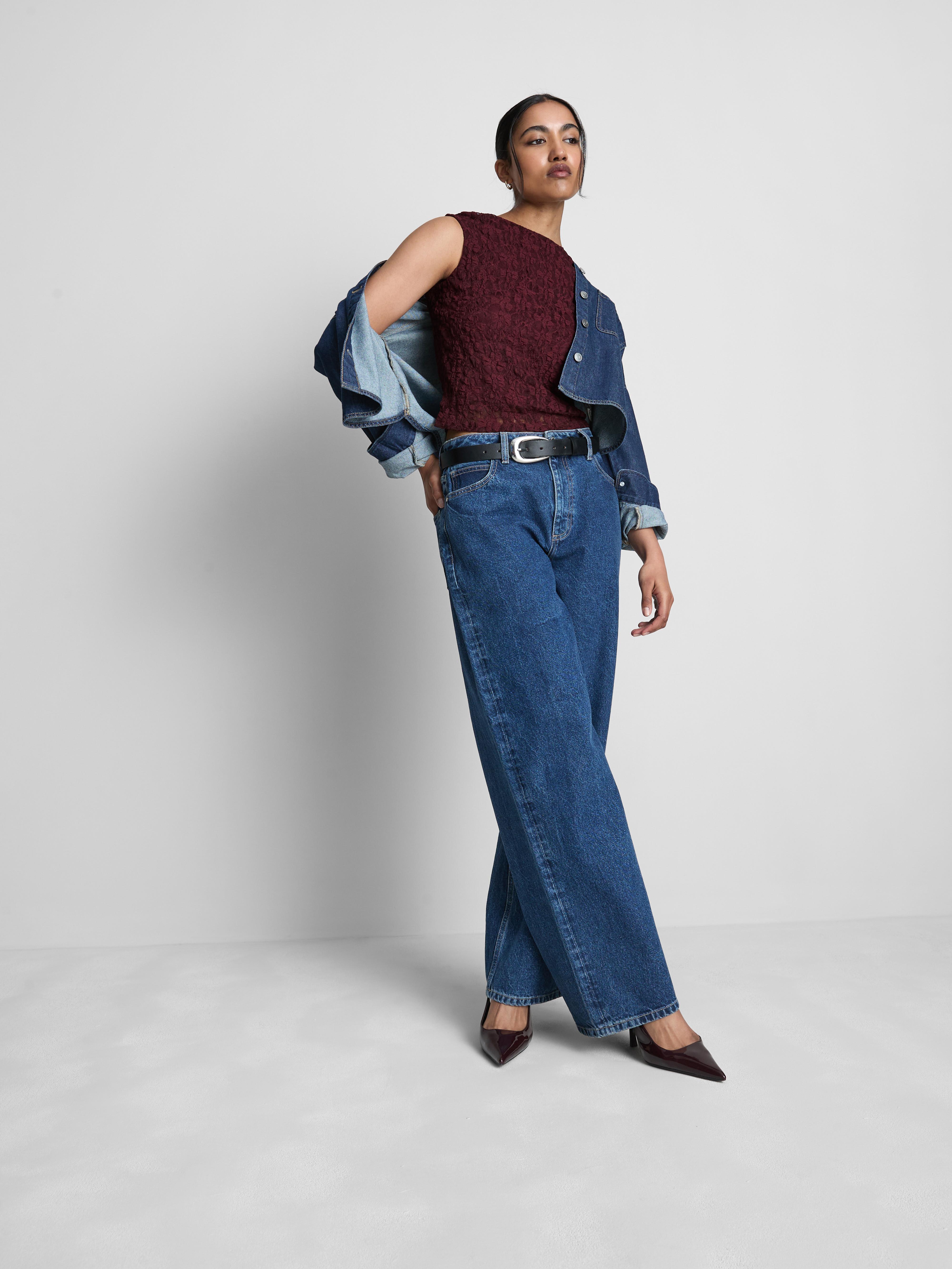 Haut court sans manches en dentelle