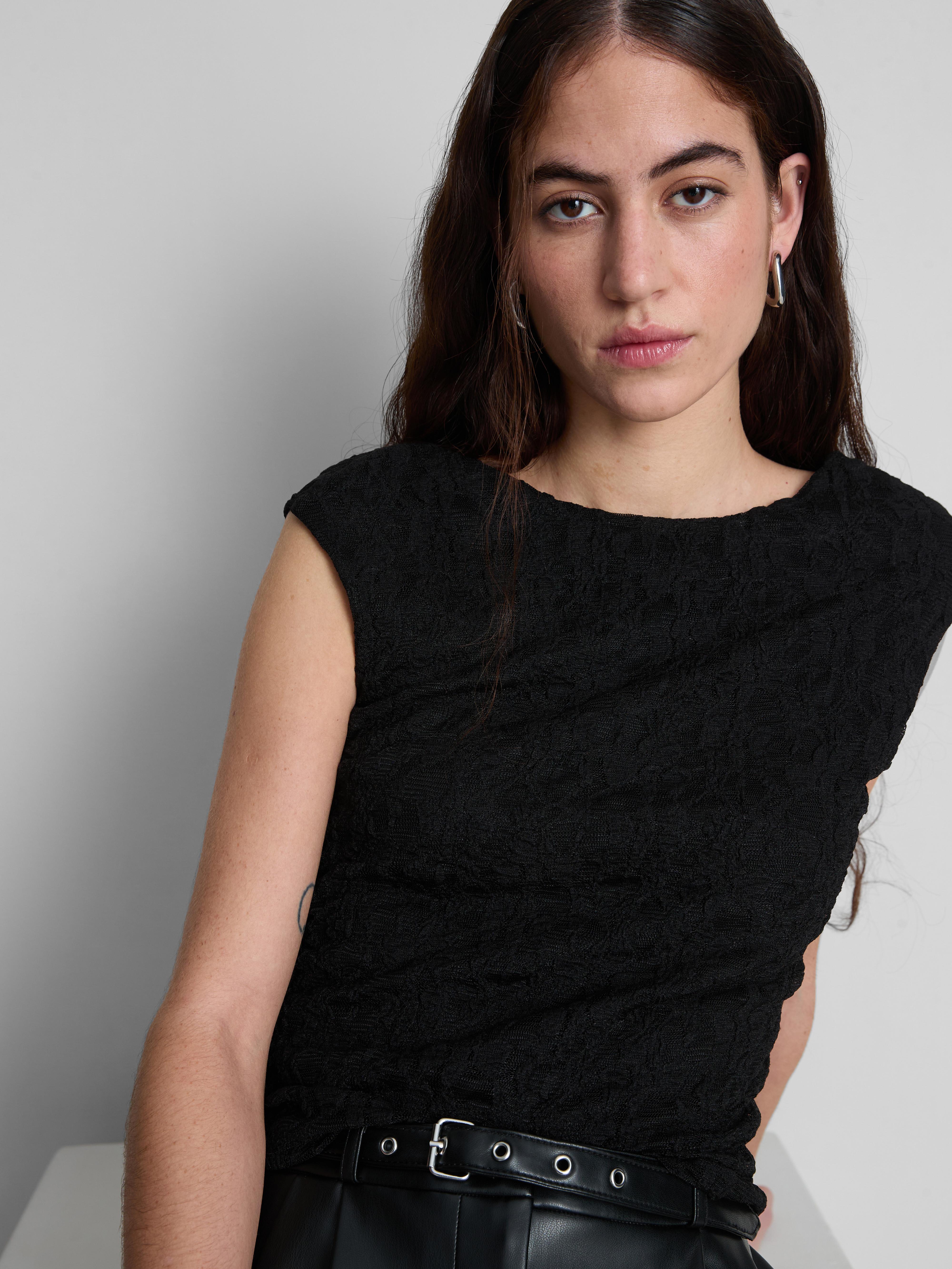 Top de encaje corto sin mangas