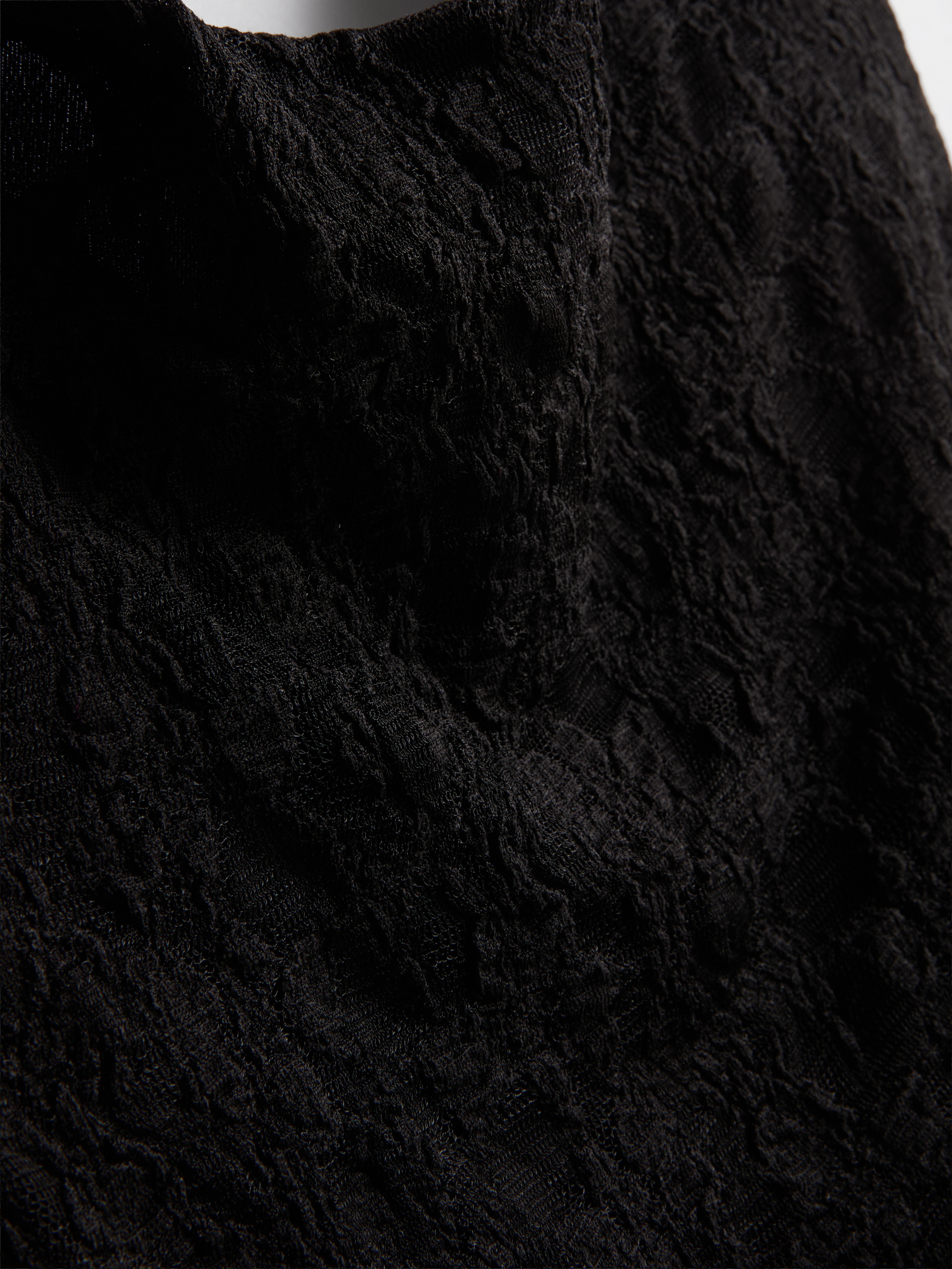 Top de encaje corto sin mangas