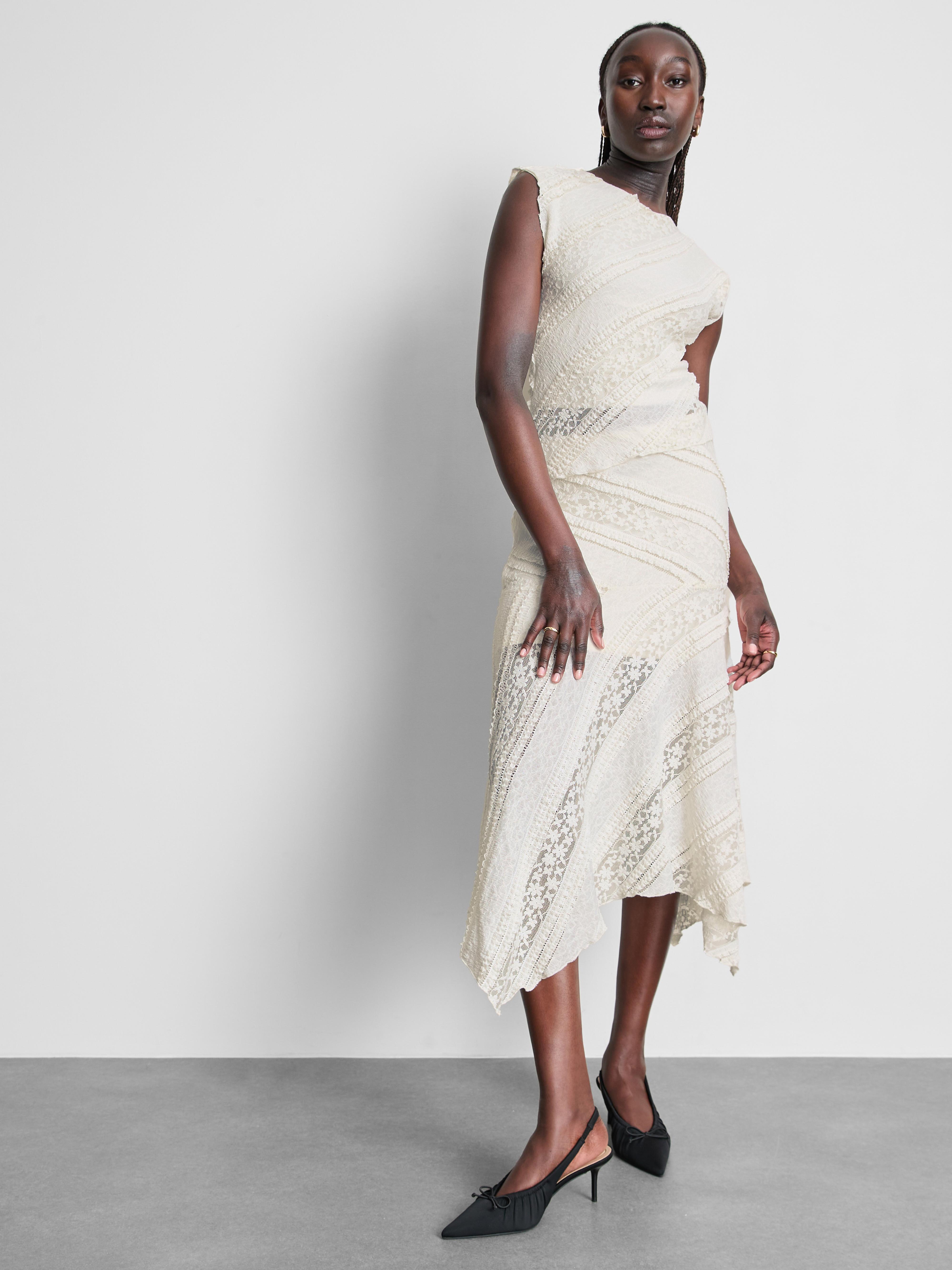 Koronkowa spódnica z asymetrycznym obszyciem