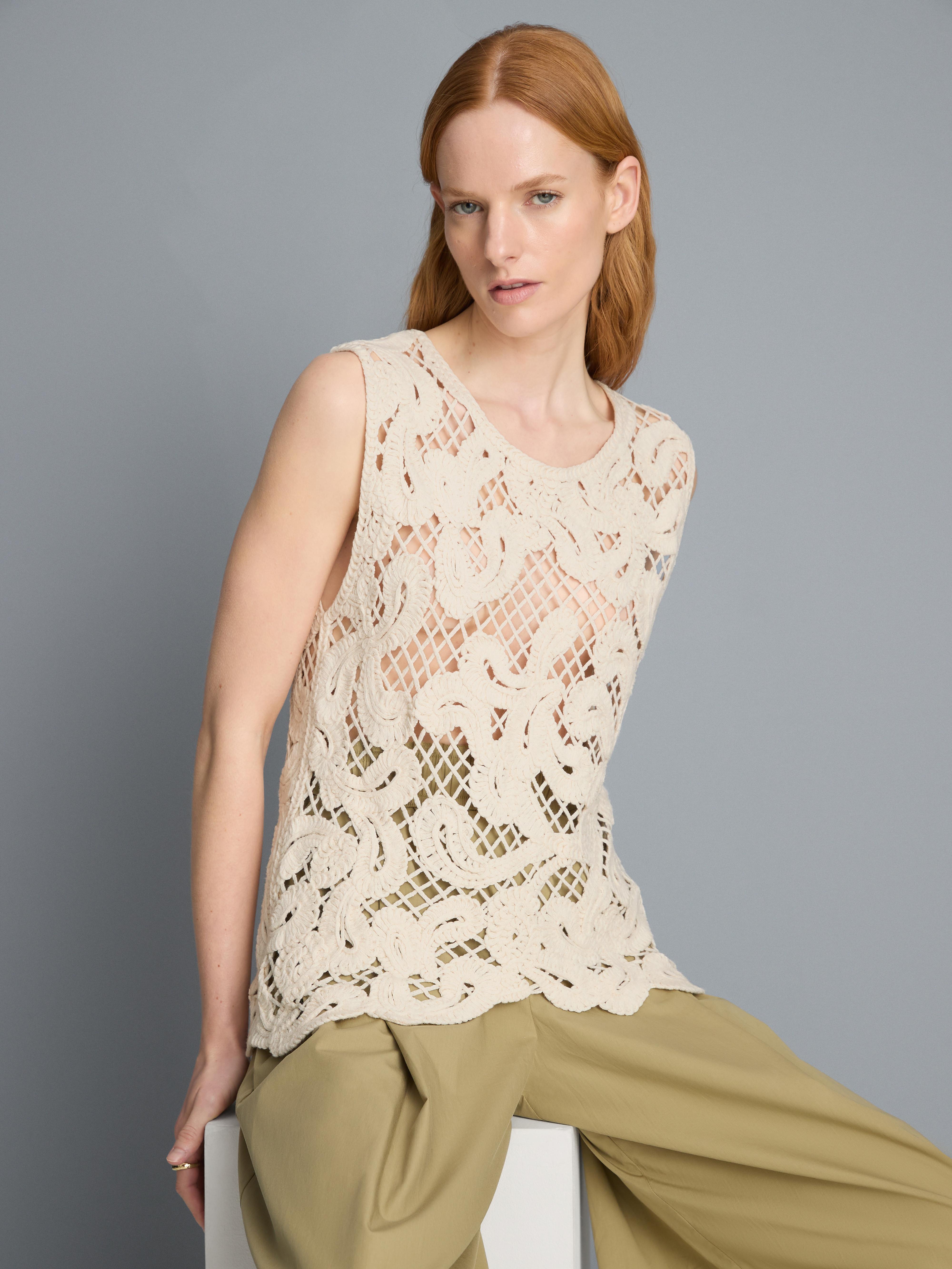 Débardeur asymétrique en maille crochet