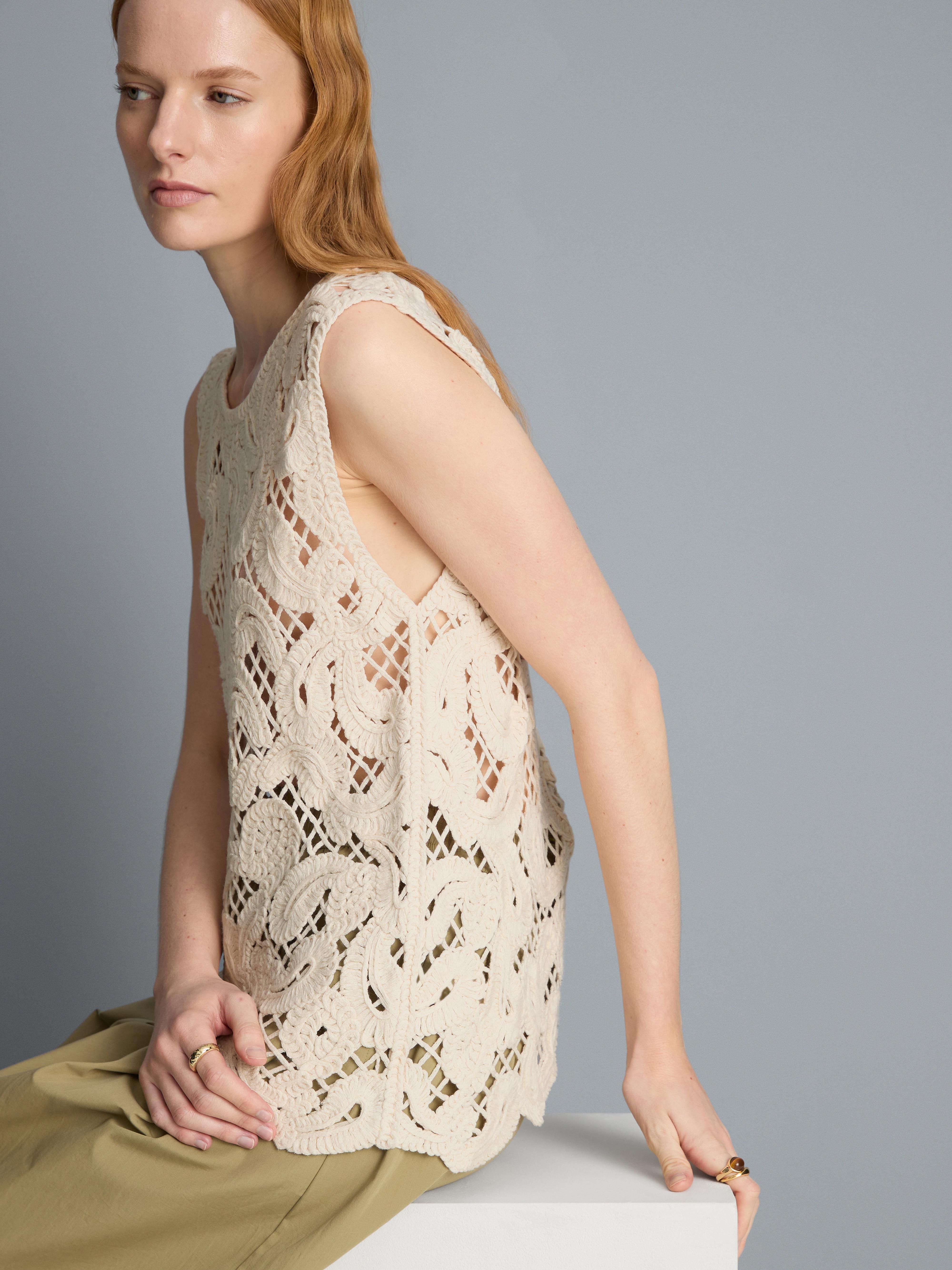 Débardeur asymétrique en maille crochet