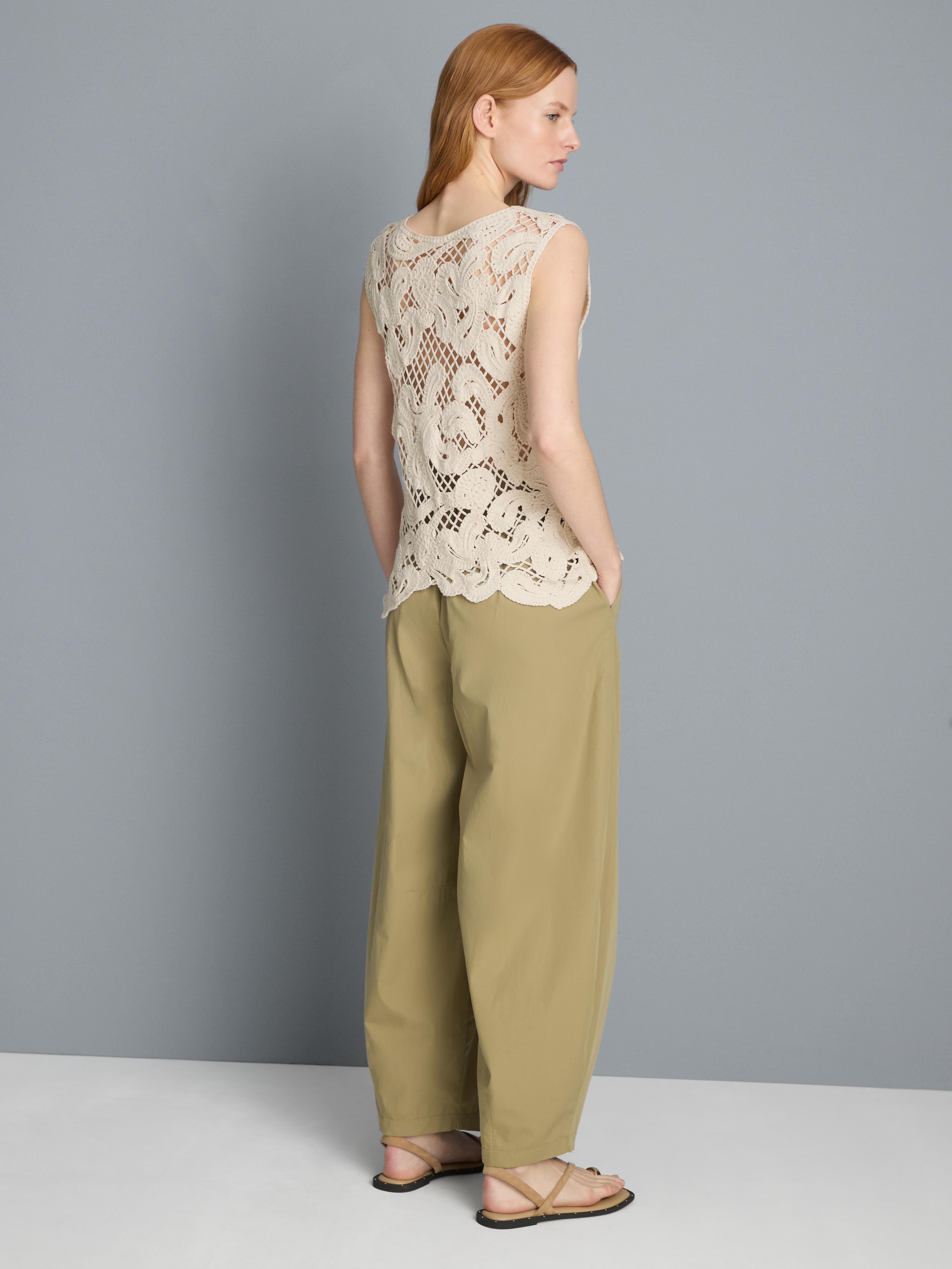 Débardeur asymétrique en maille crochet