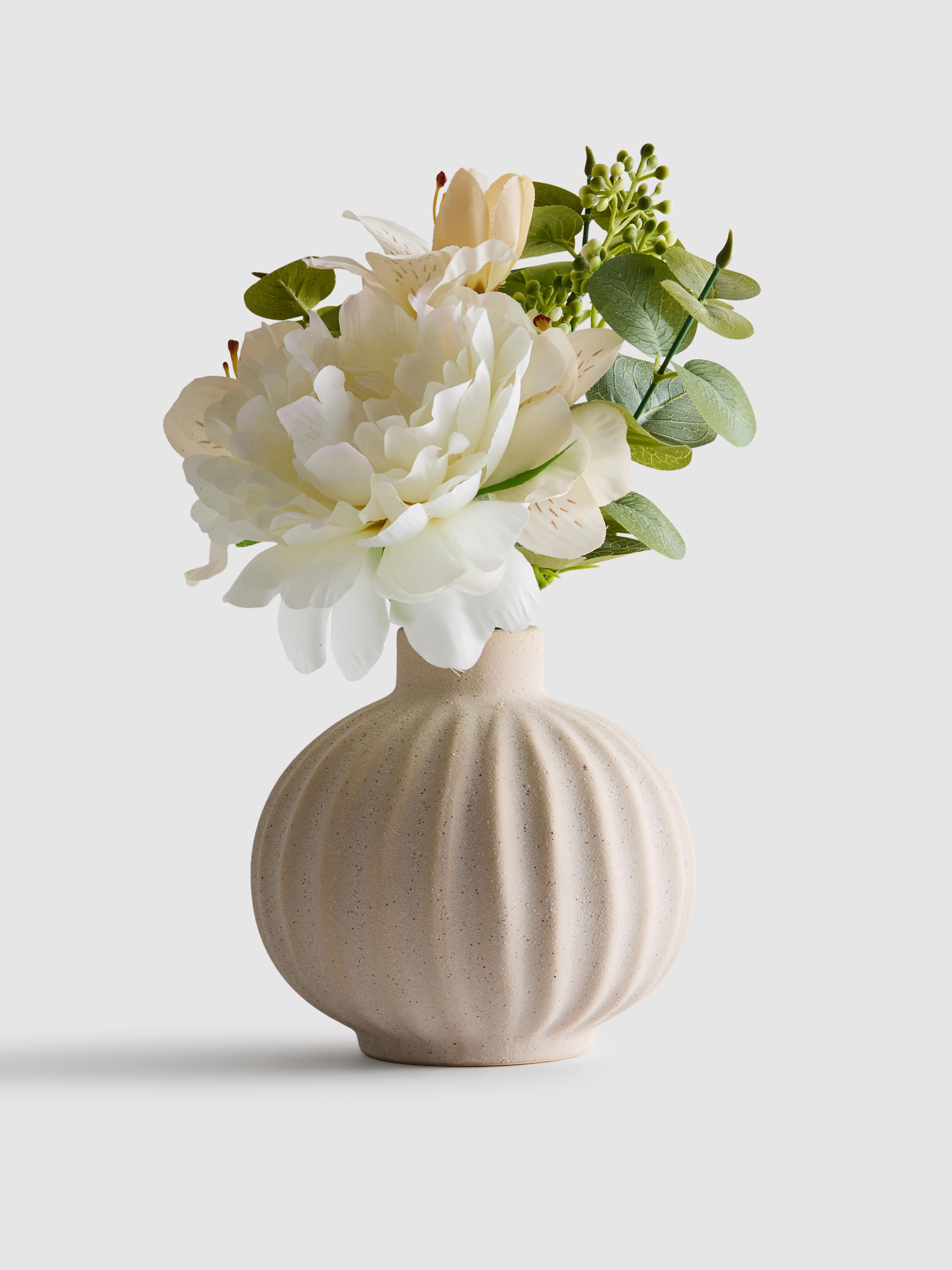 Composition florale artificielle dans un vase