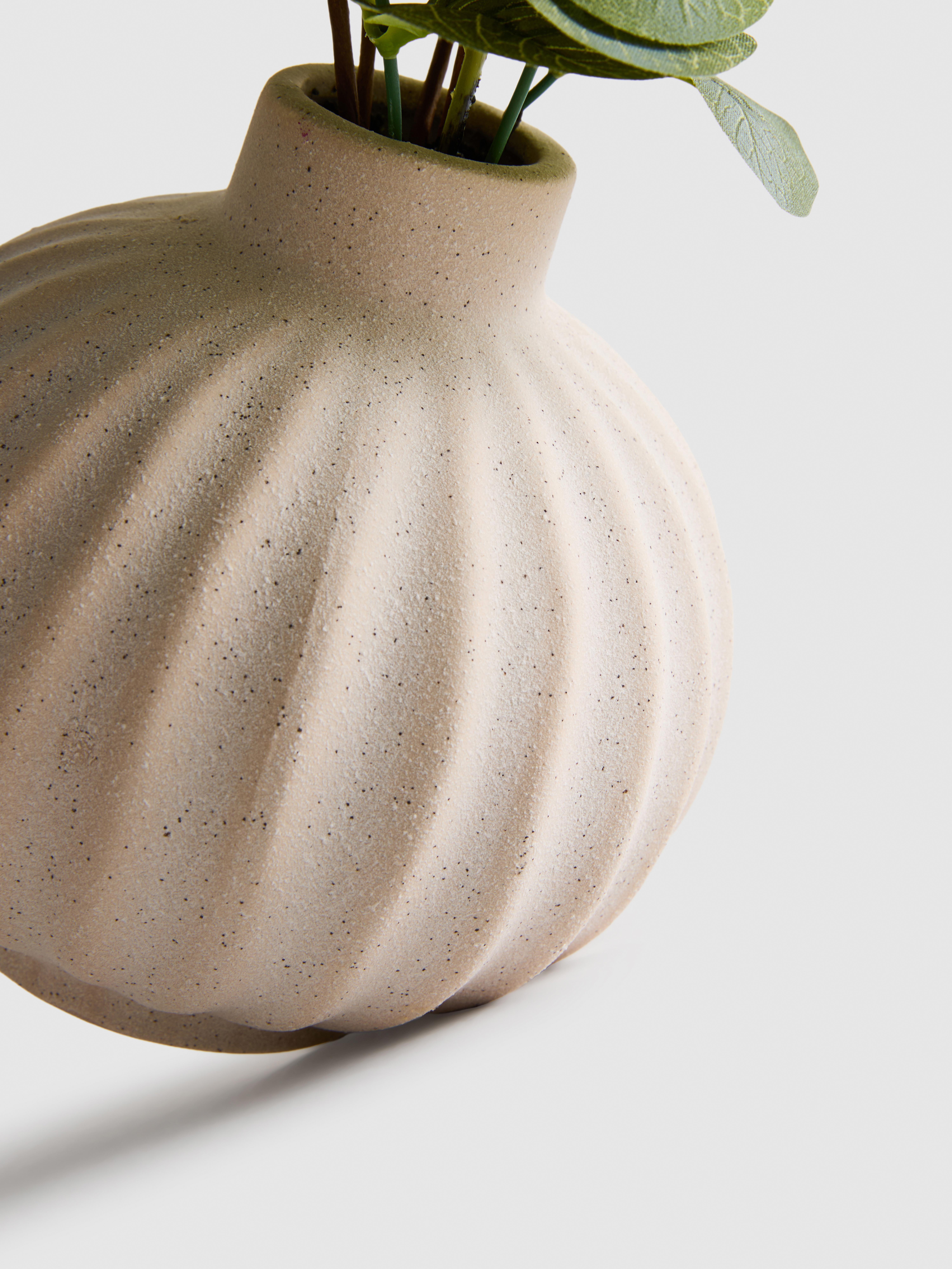 Composition florale artificielle dans un vase