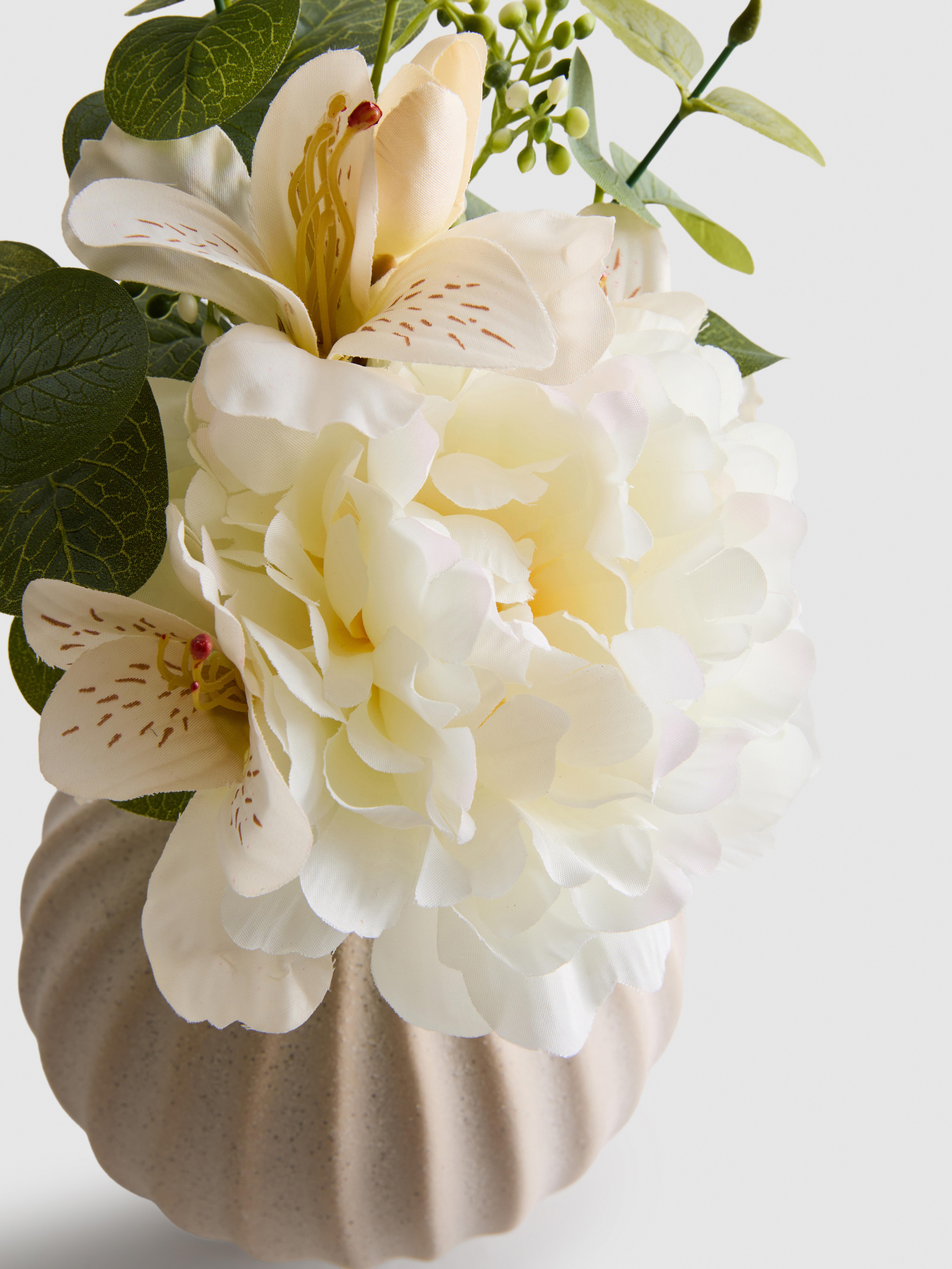 Composition florale artificielle dans un vase