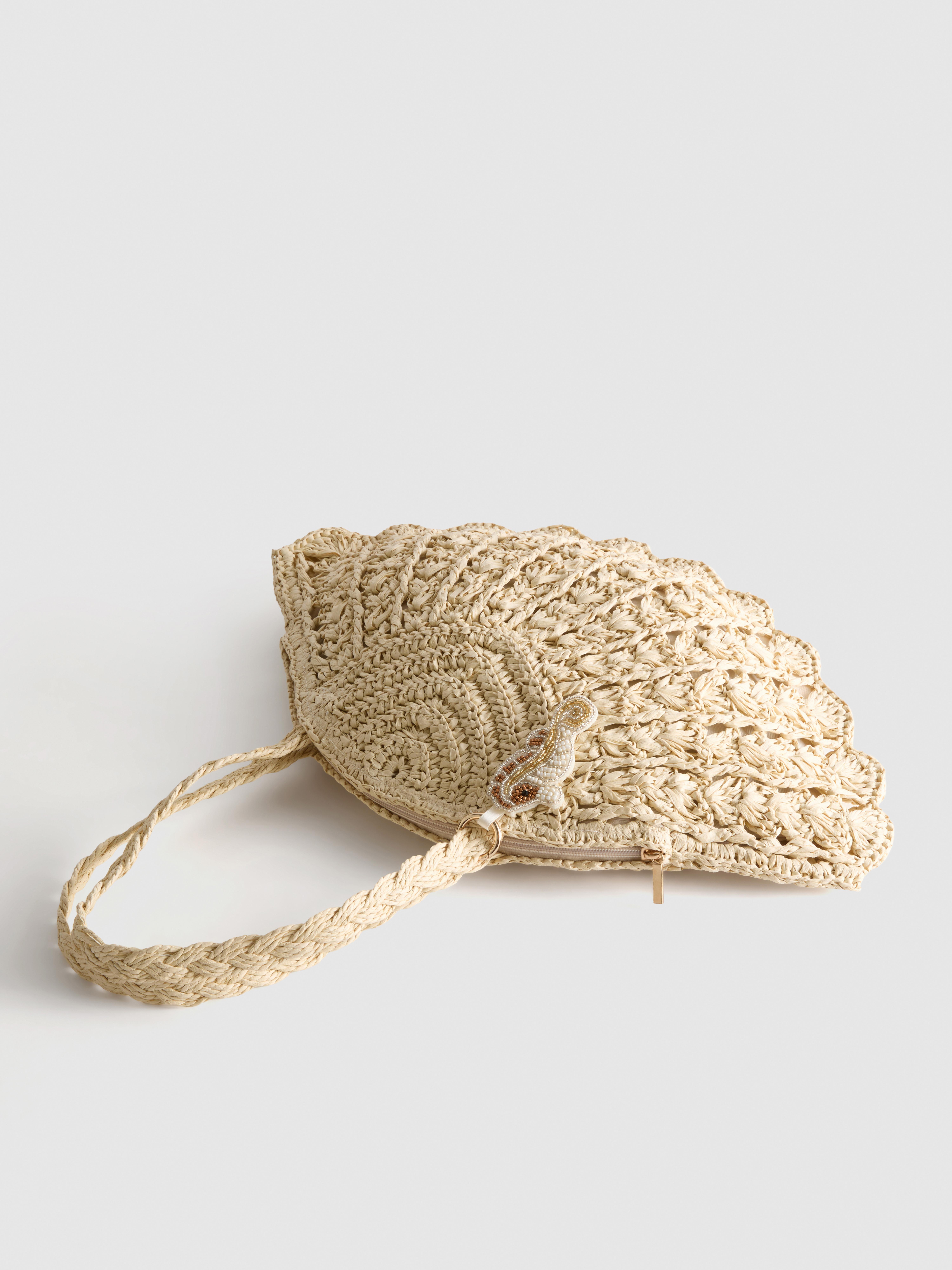 Borsa a spalla intrecciata a forma di conchiglia