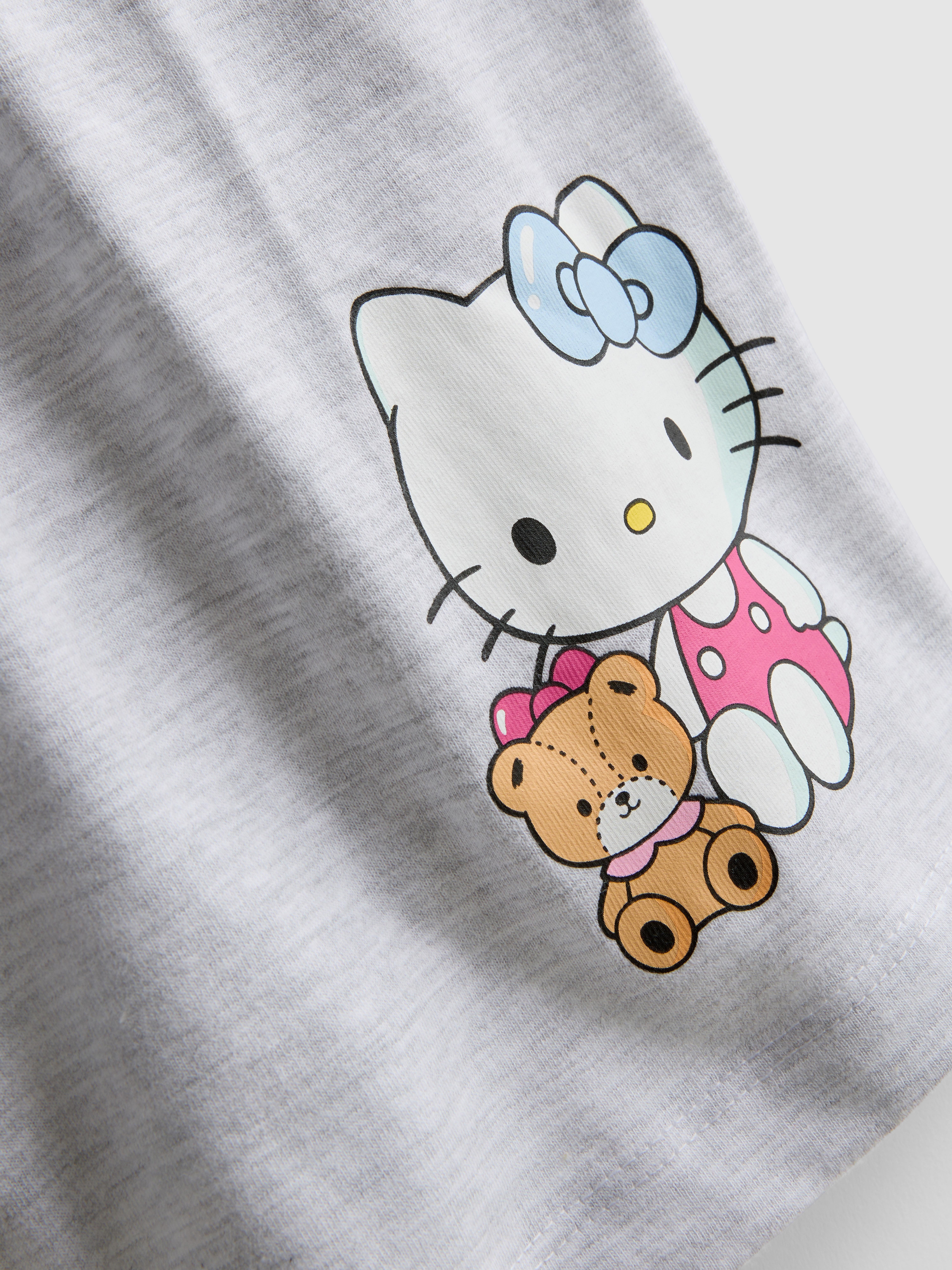 Van top tot teen Hello Kitty. Verkrijgbaar in de maten 50/68 voor 5.99. Levering en voorraden kunnen per filiaal verschillen