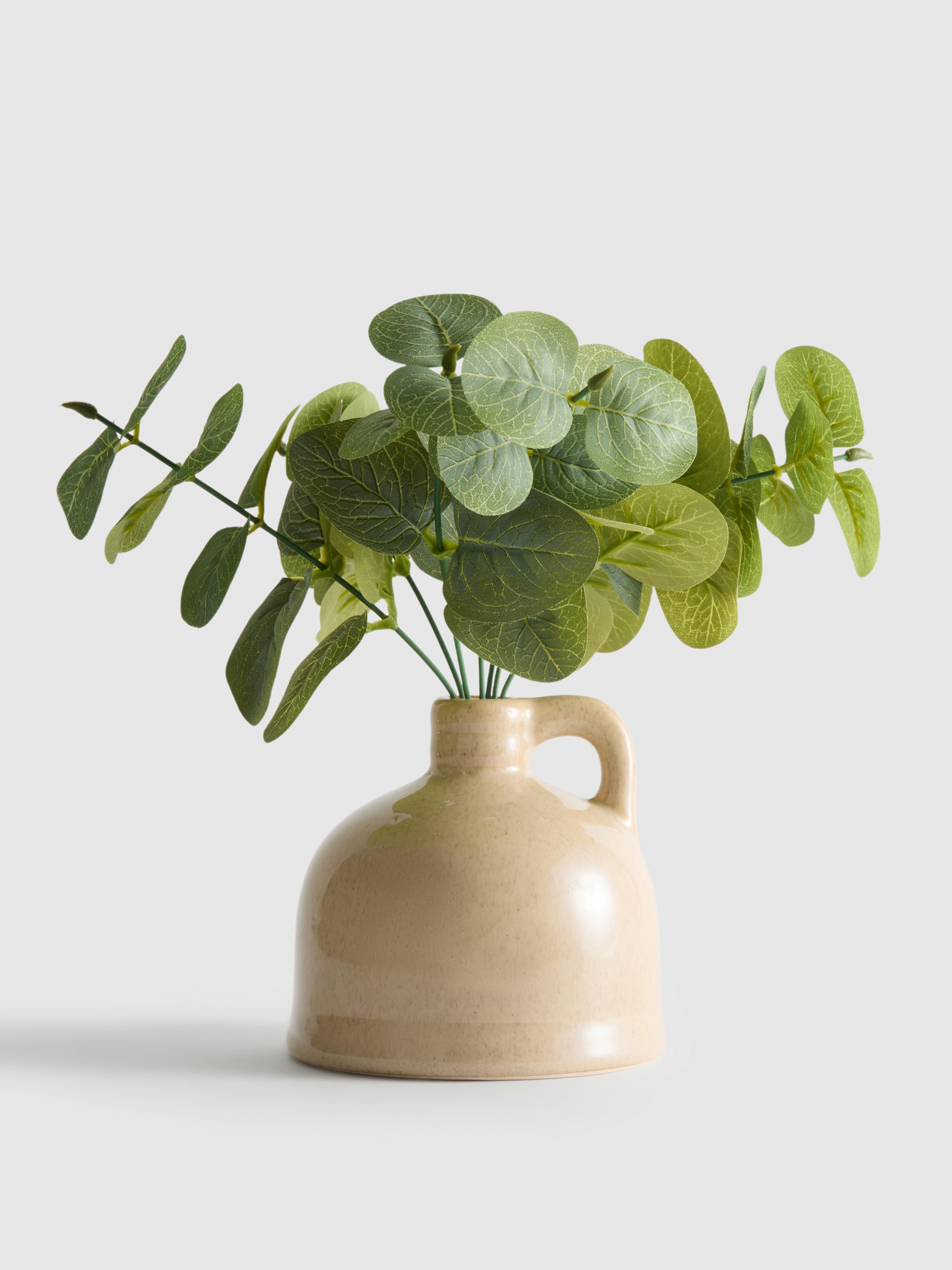 Suculenta artificial en jarrón con asa