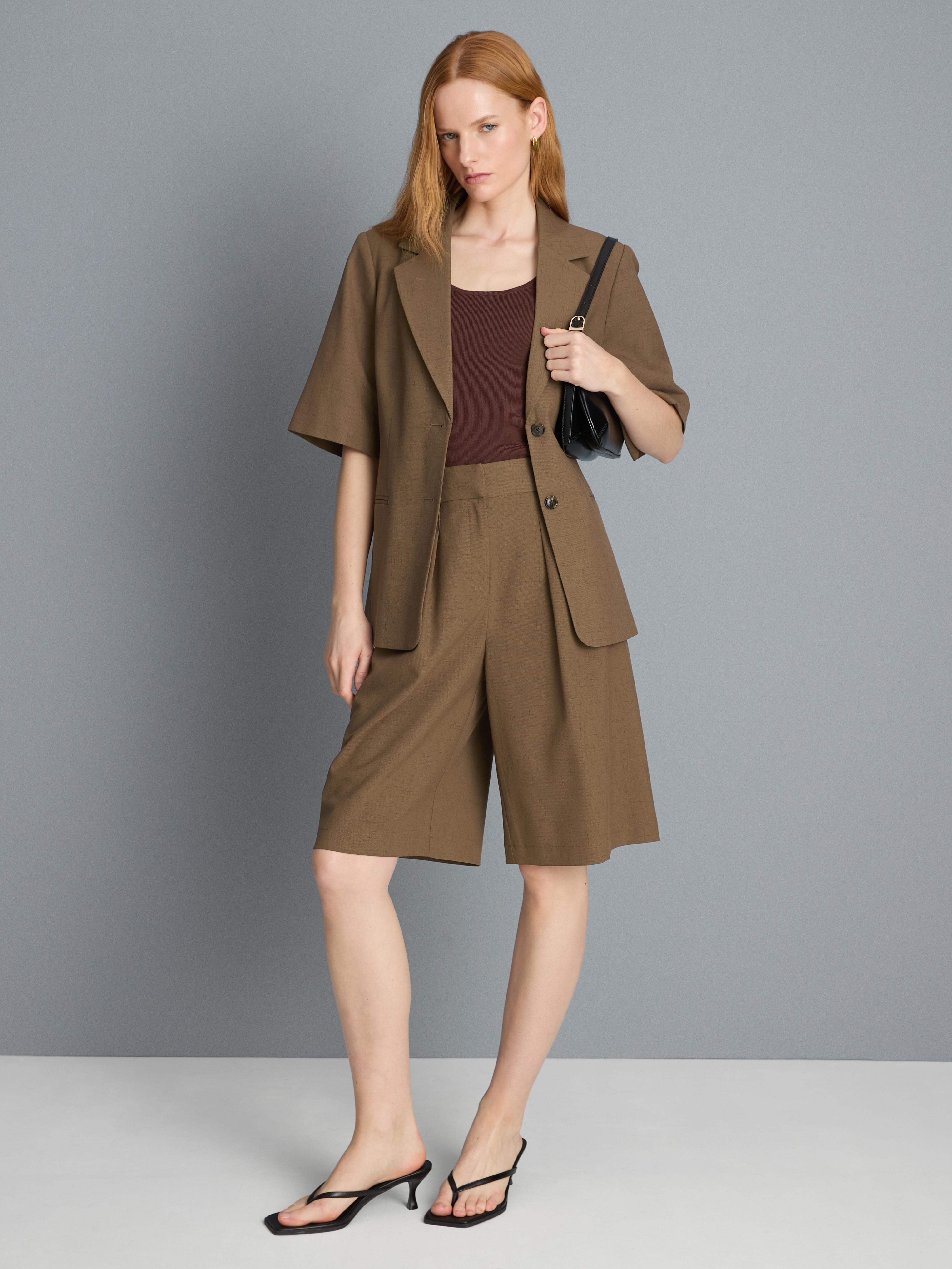 Pantalones cortos plisados tipo bermuda