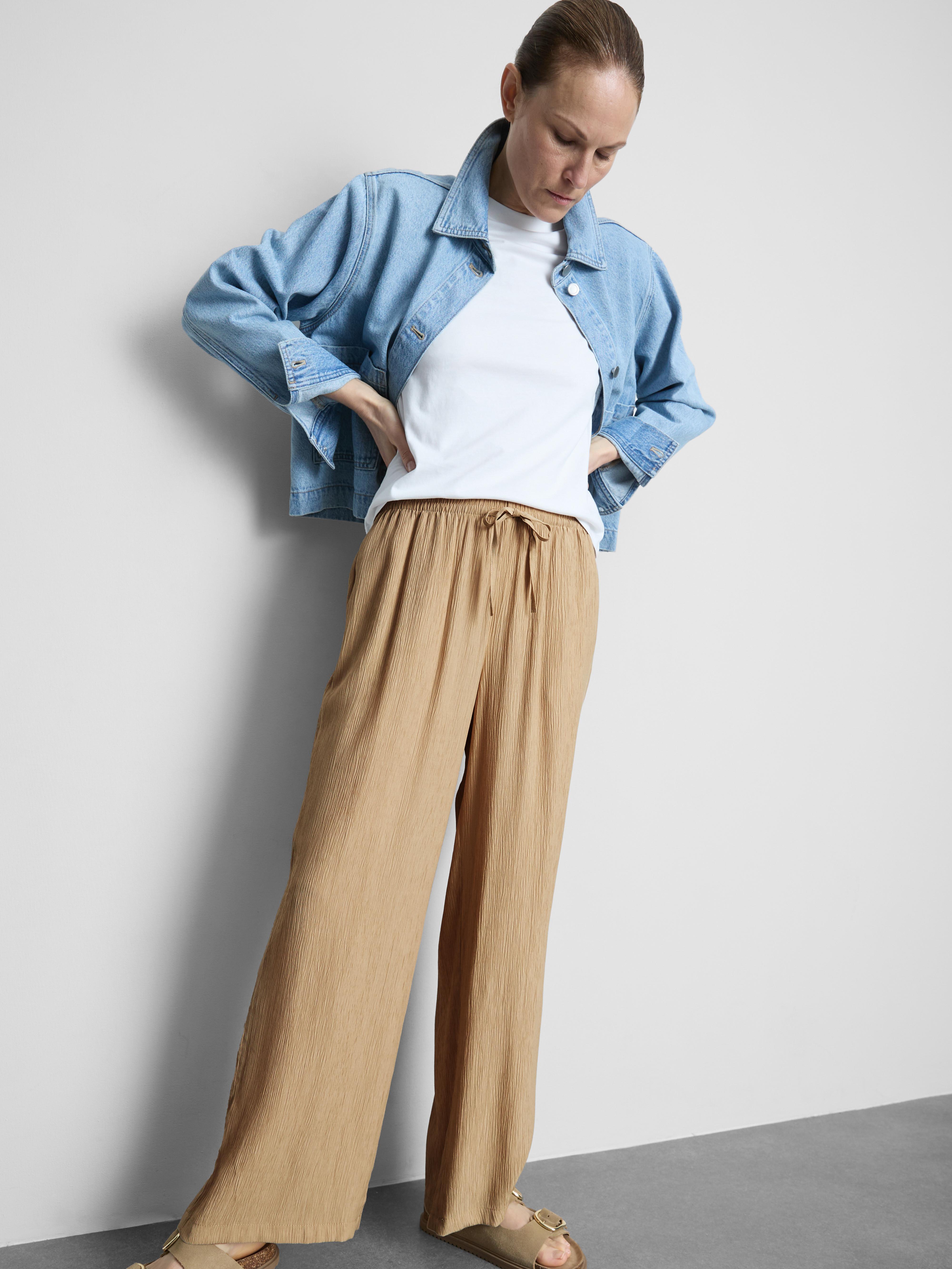 Pantaloni largi din material creponat