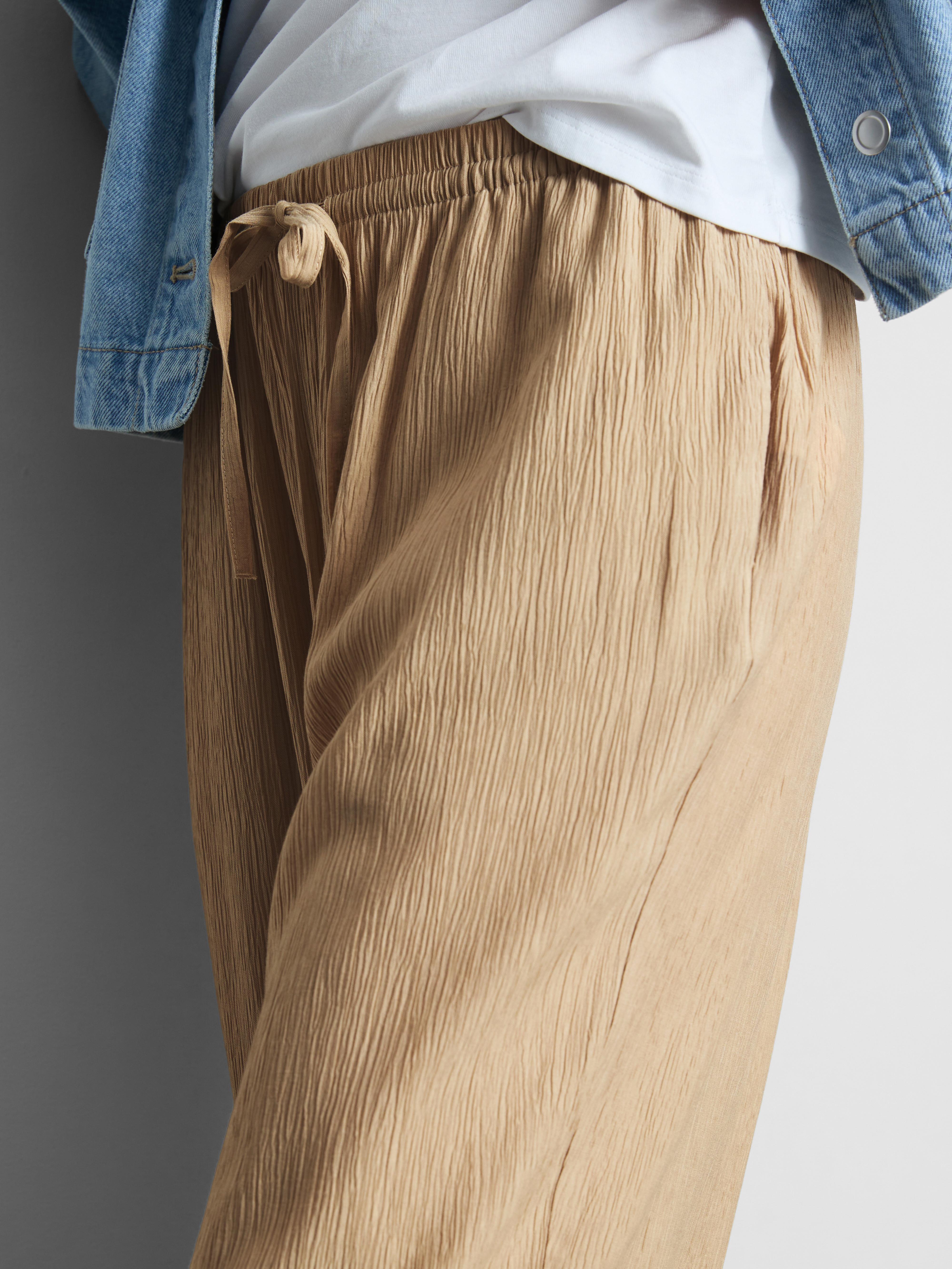 Pantaloni largi din material creponat