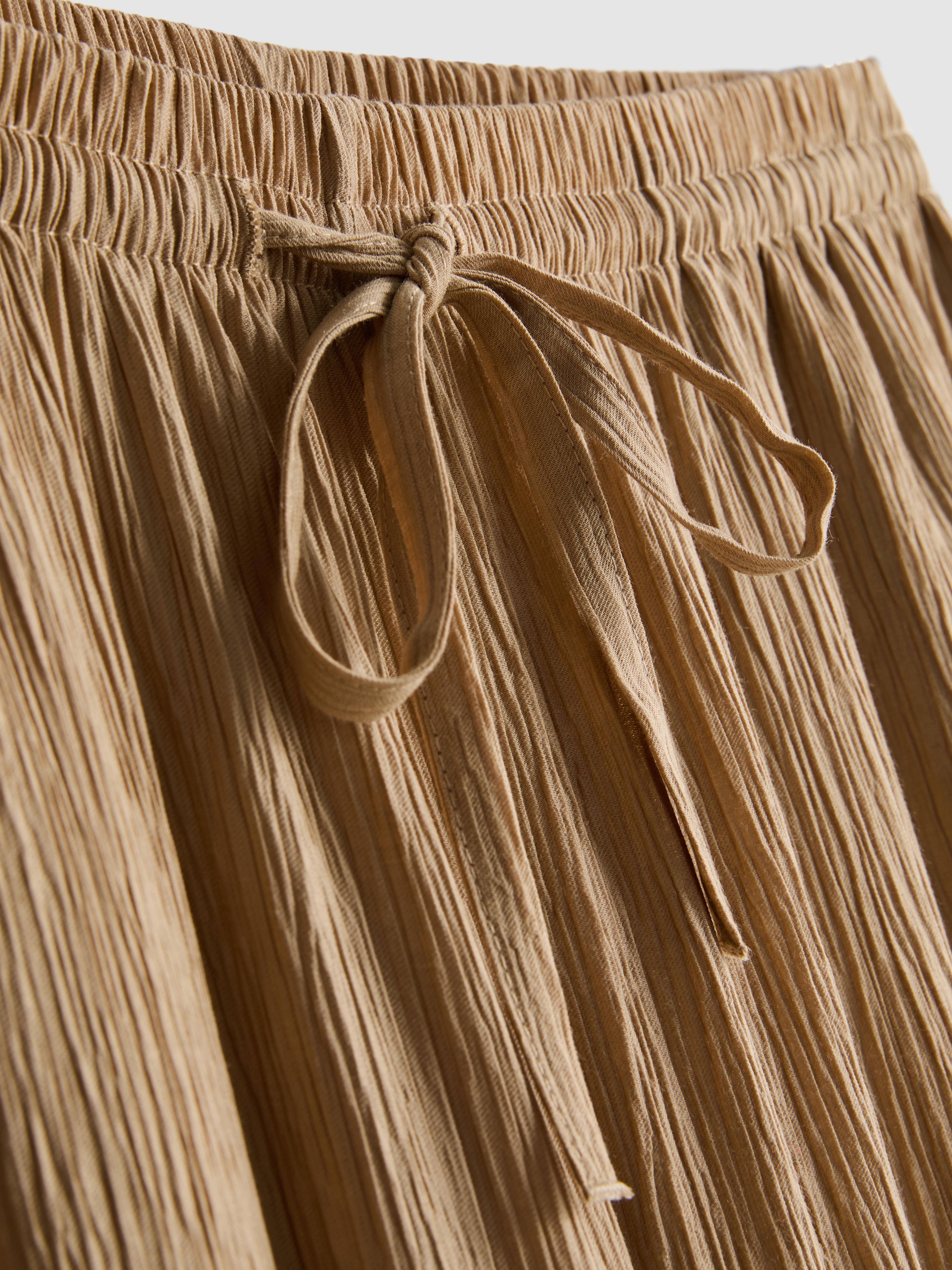 Pantaloni largi din material creponat
