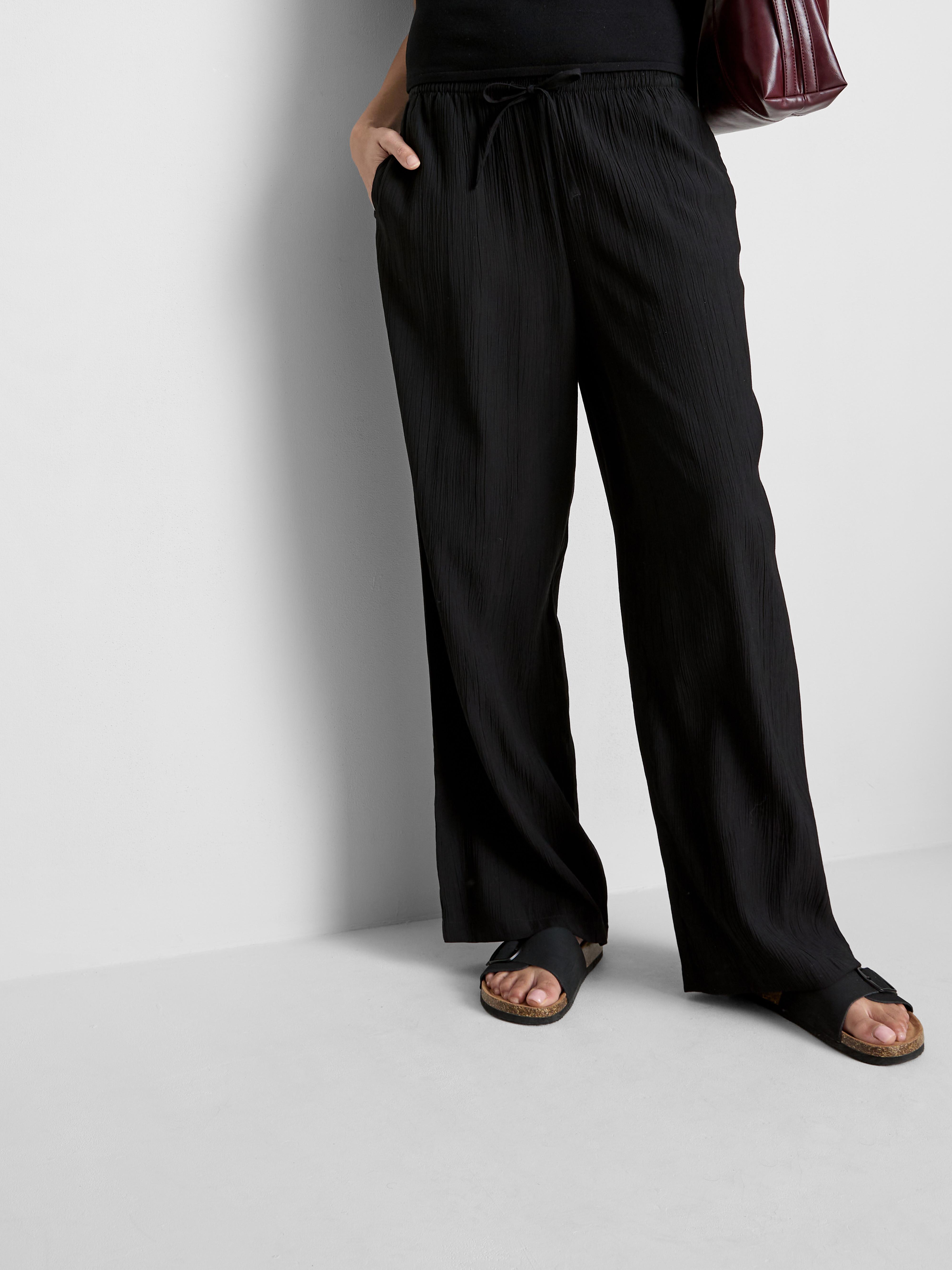 Pantaloni largi din material creponat