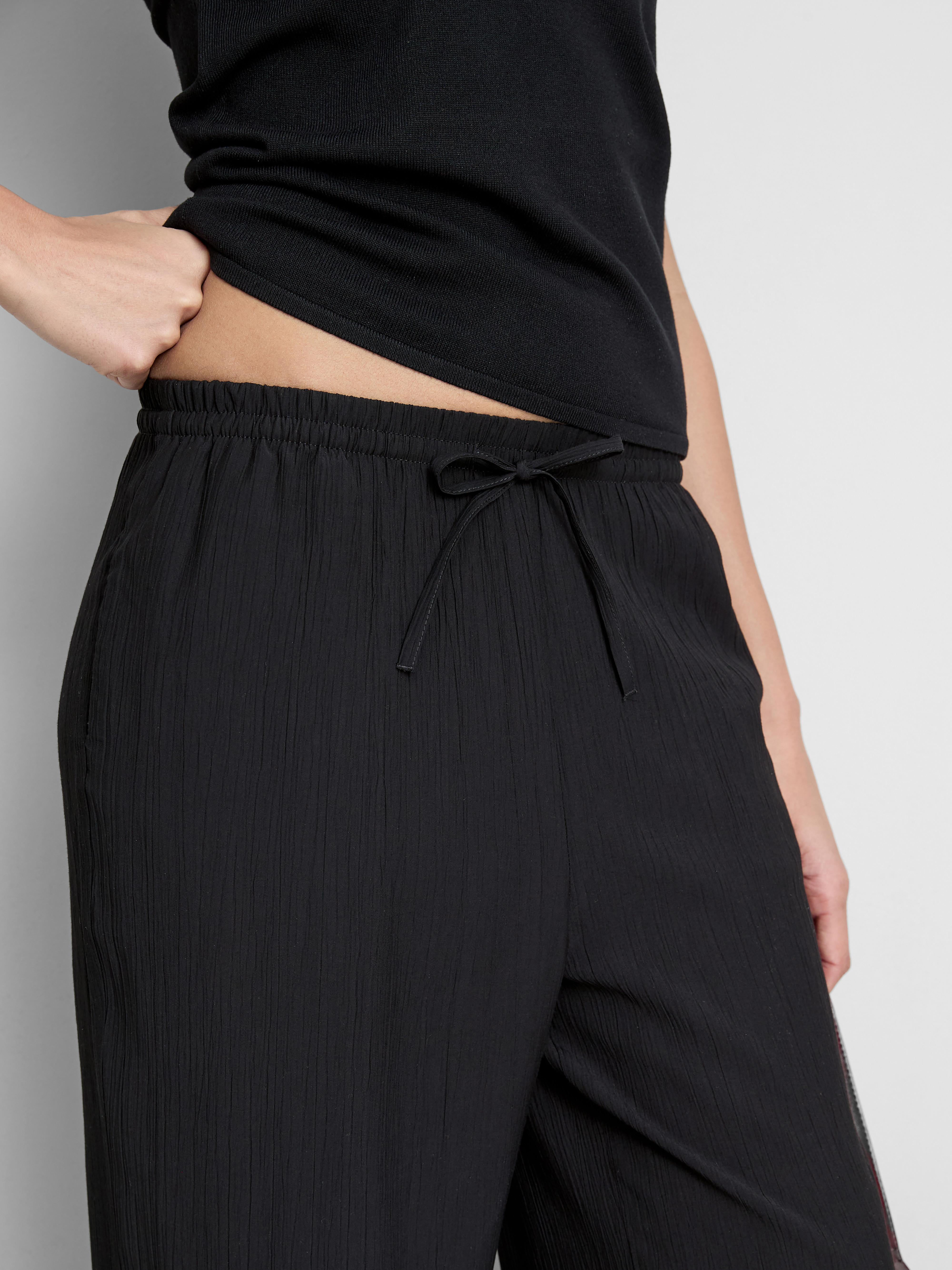 Pantaloni largi din material creponat