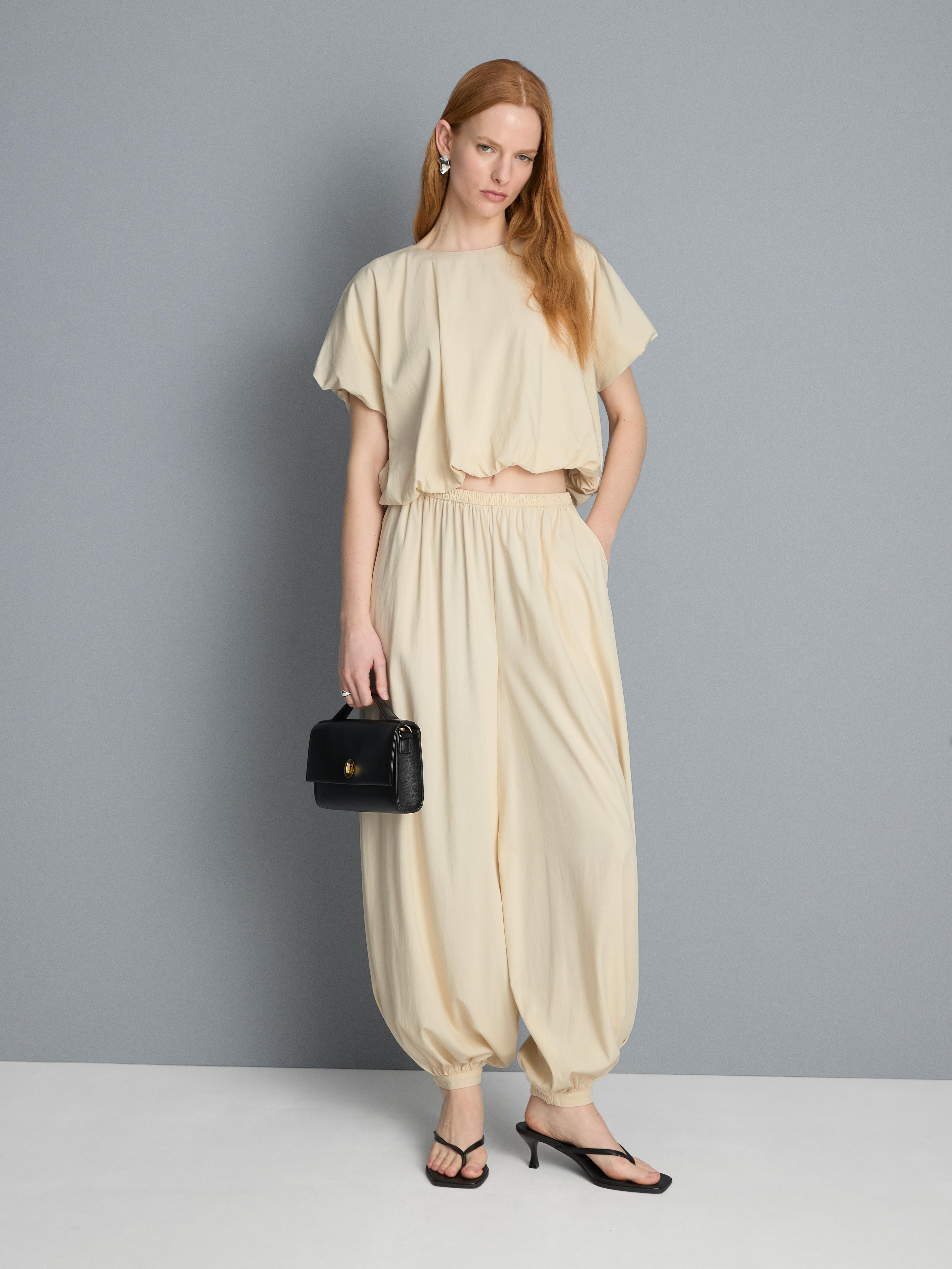 Top corto con mangas abombadas y estilo paracaídas