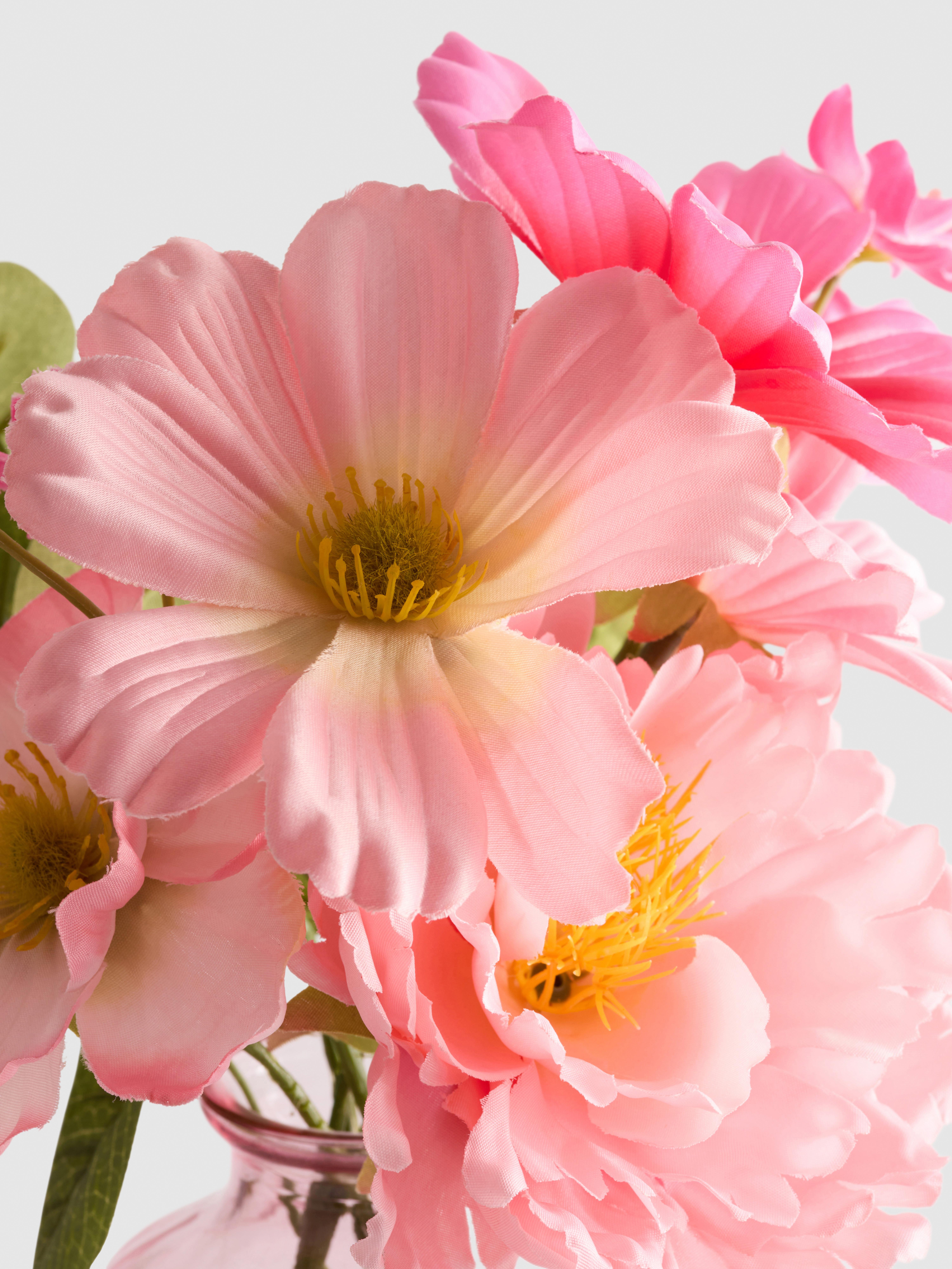 Composizione di fiori artificiali in vaso di vetro