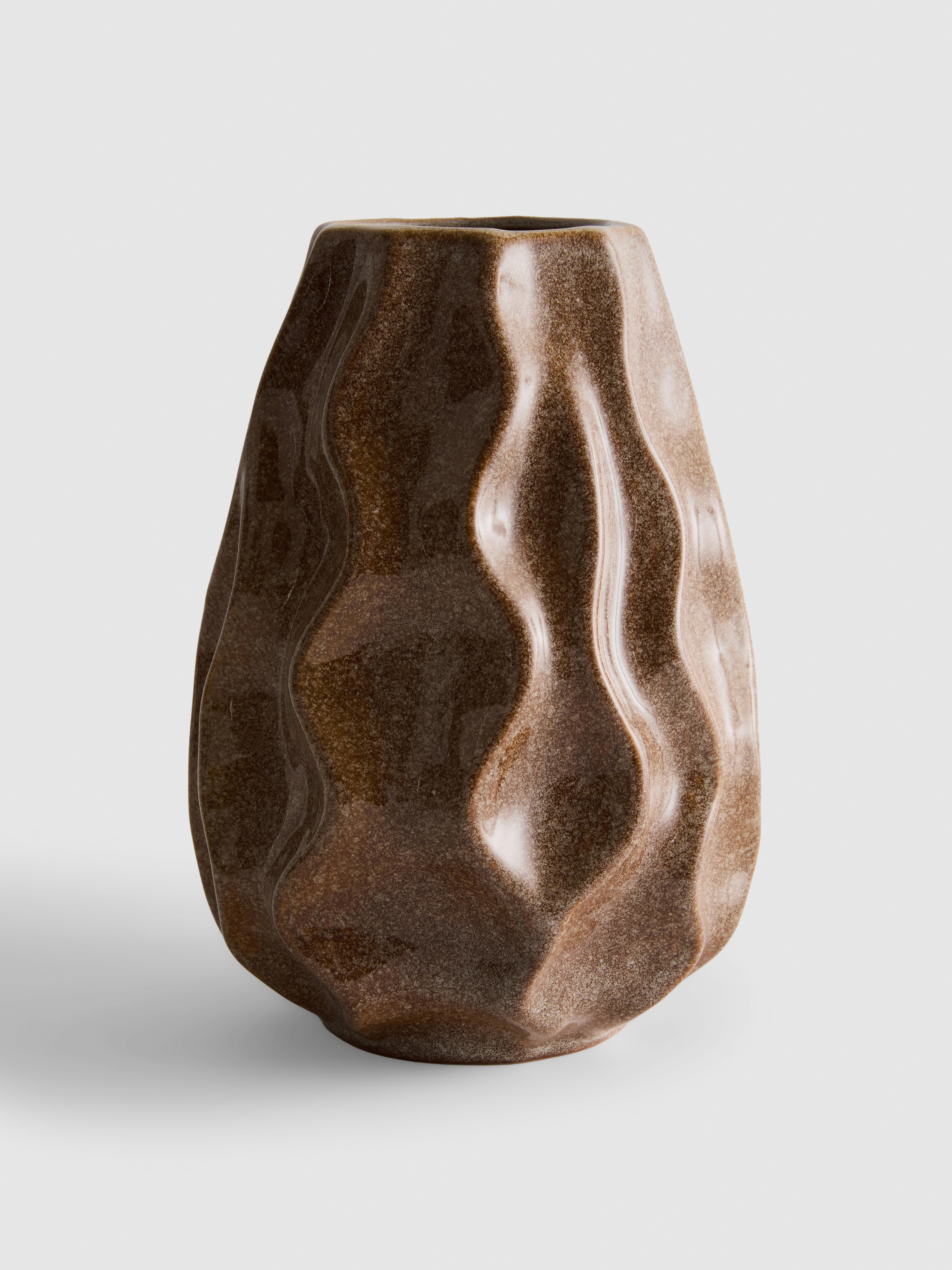 Vase mit Wellenstruktur und reaktiver Glasur