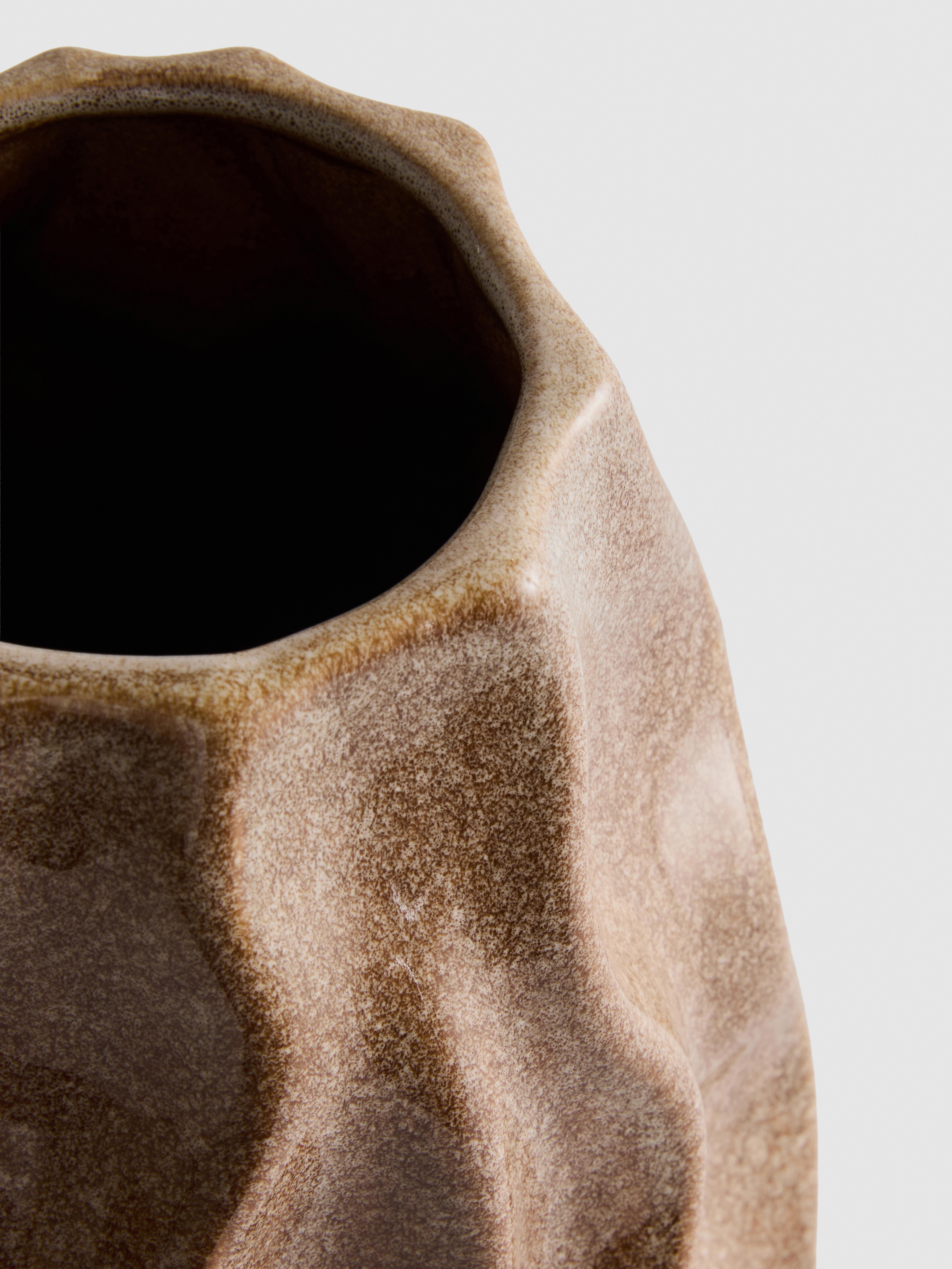 Vase mit Wellenstruktur und reaktiver Glasur