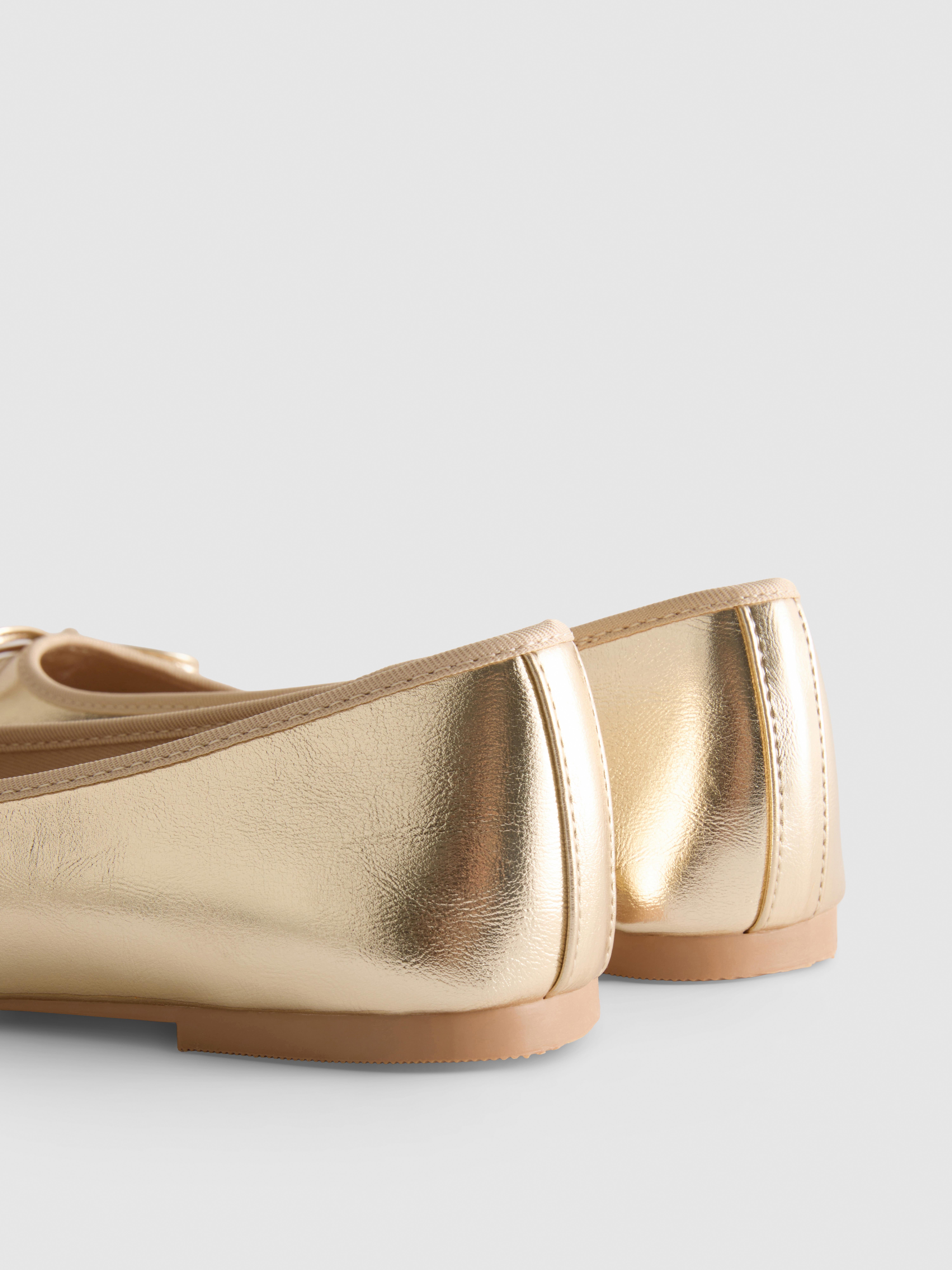 Ballerinas aus Kunstleder