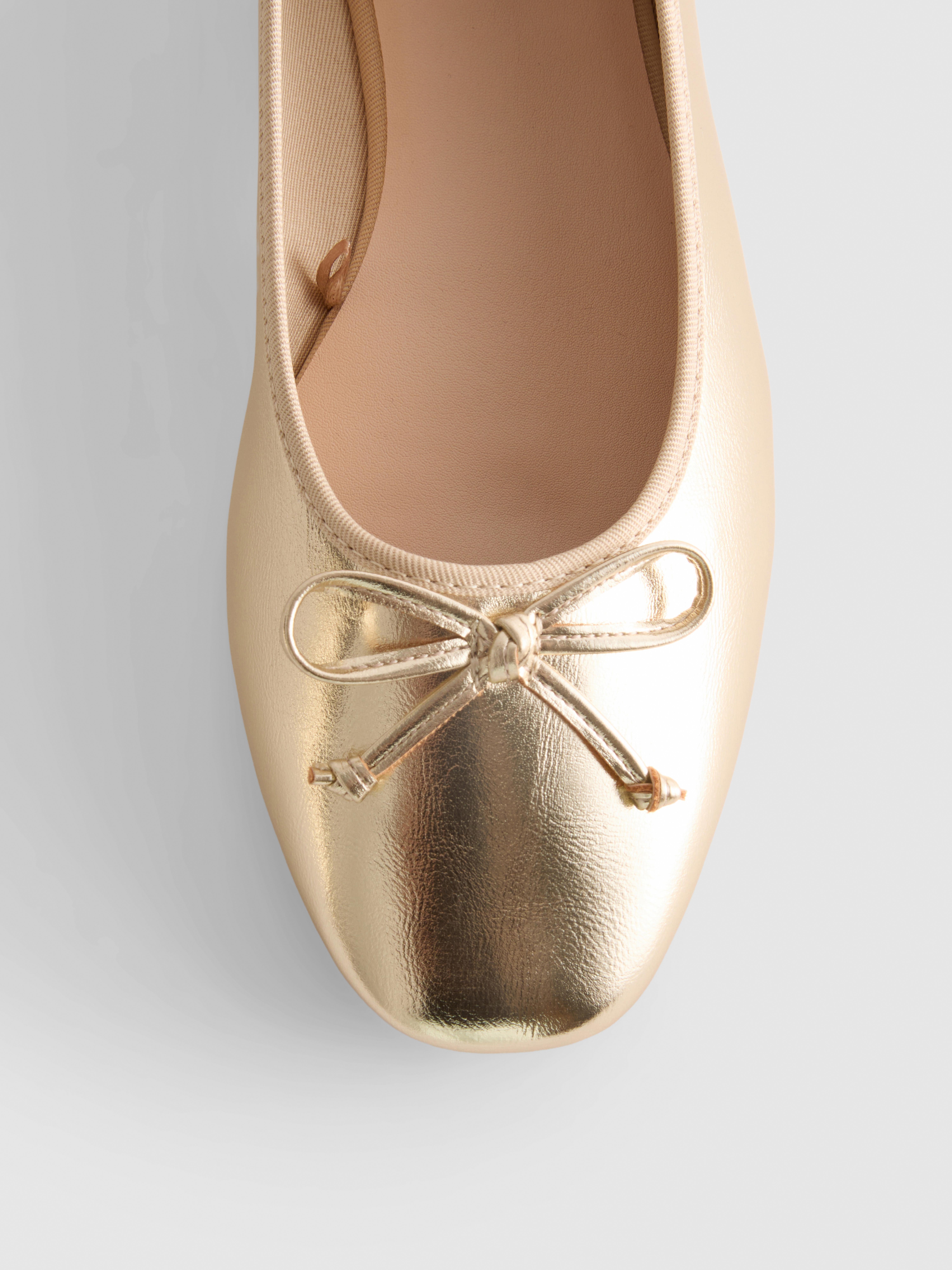 Ballerinas aus Kunstleder