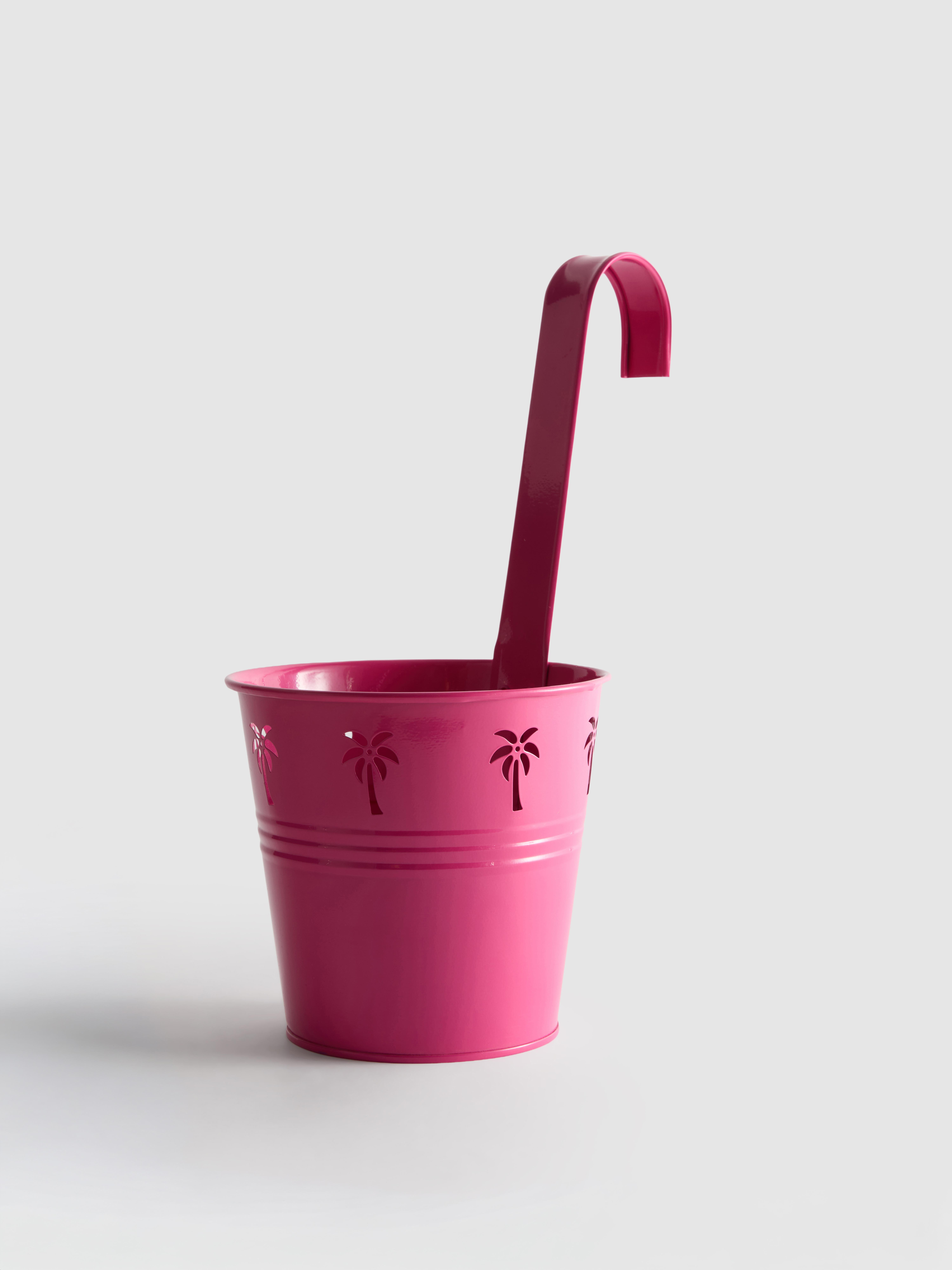 Závěsný květináč s vyřezávaným dekorem