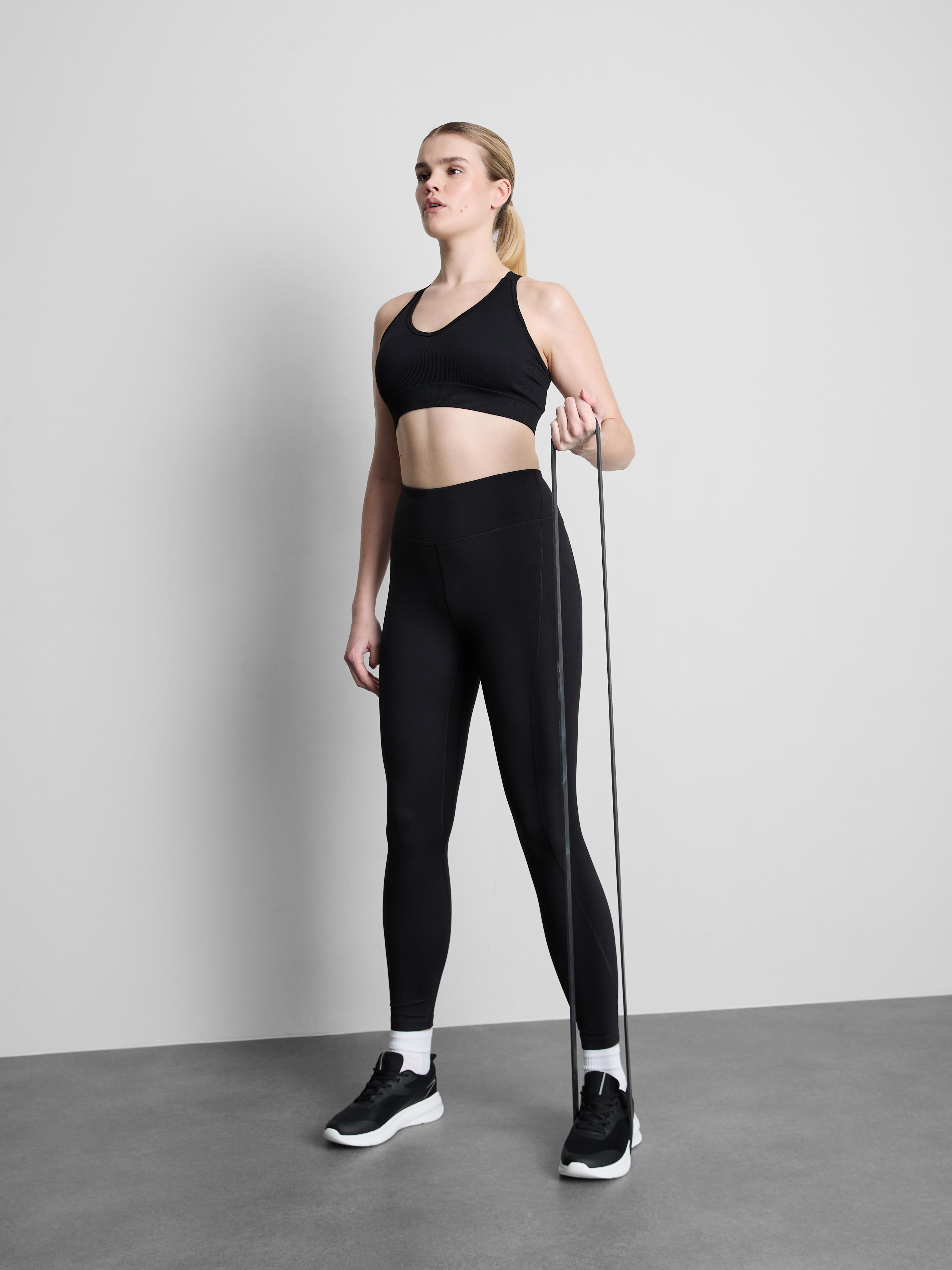 Varrásmentes sporttop hátul keresztezett pántokkal