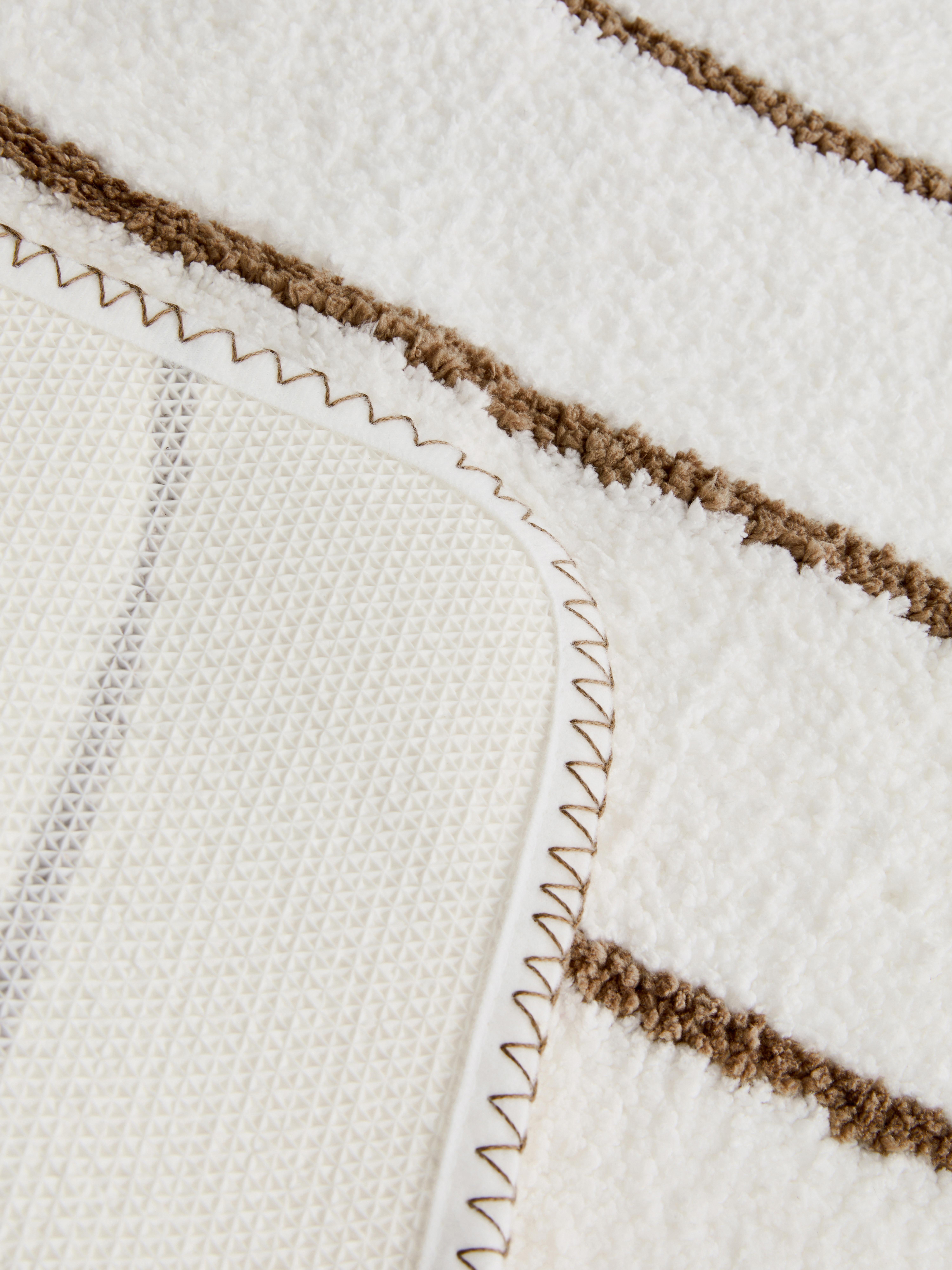 Tapis de bain tufté à rayures