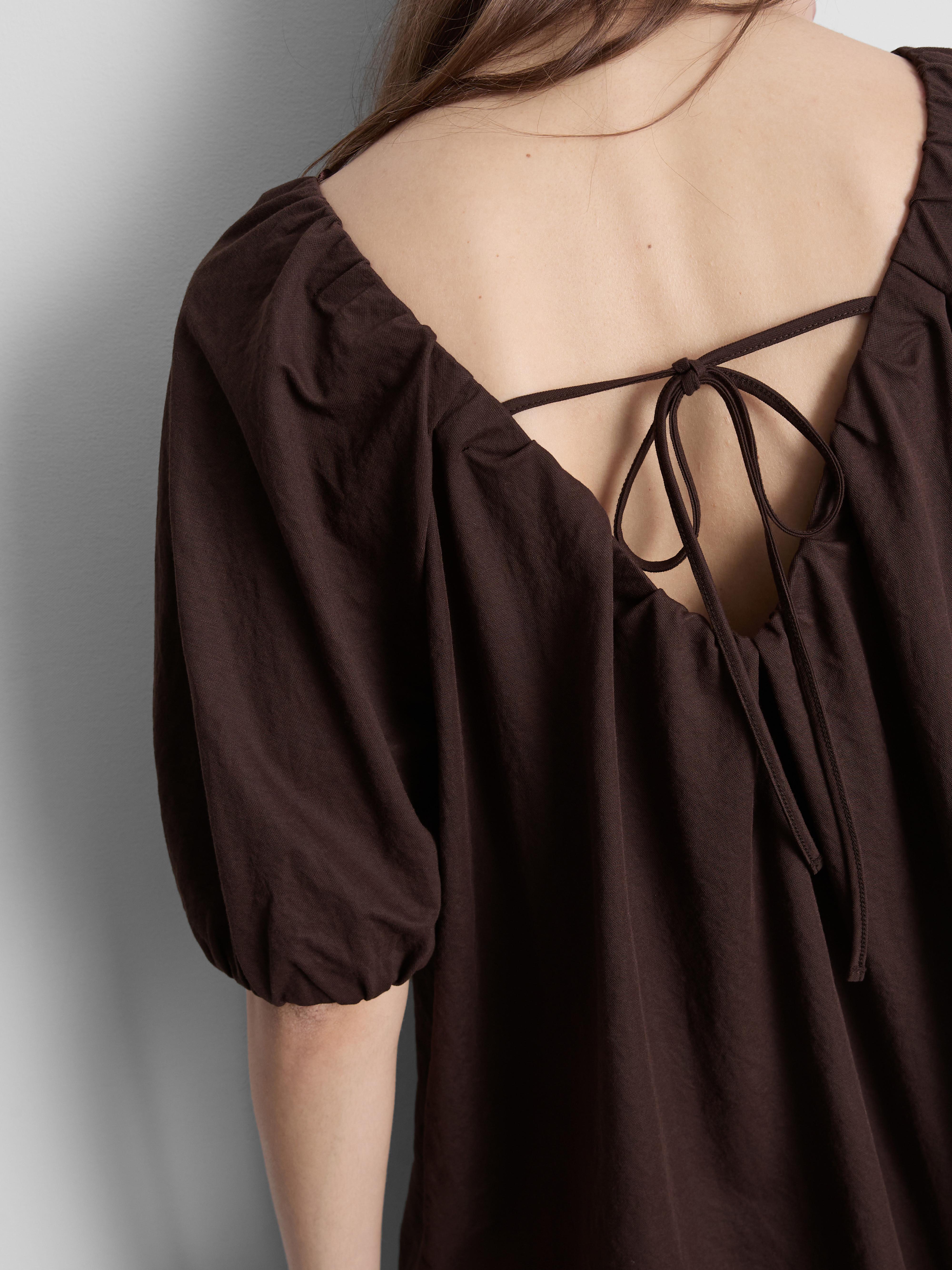 Gerafftes Minikleid mit Puffärmeln