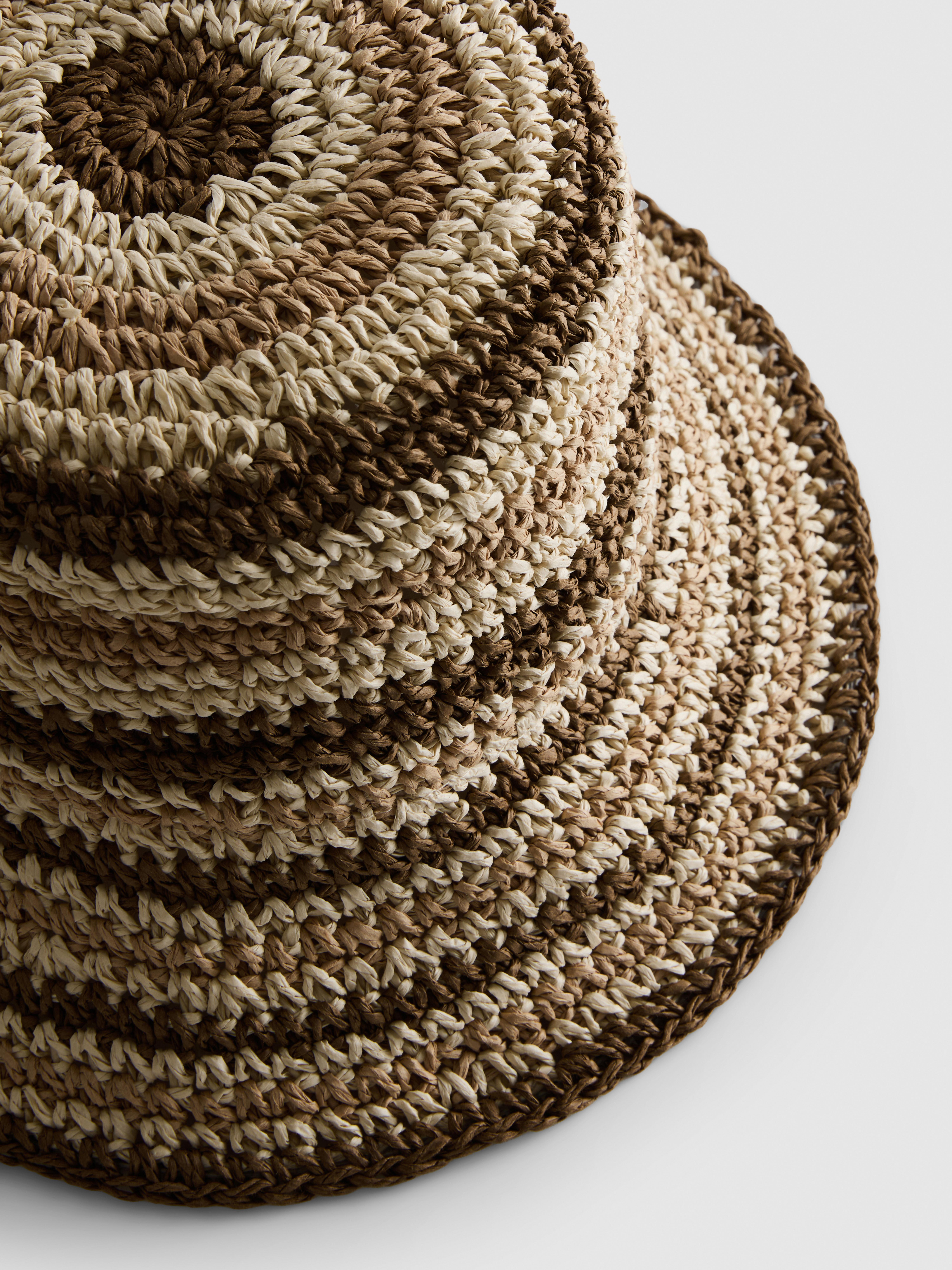 Pălărie împletită cu dungi