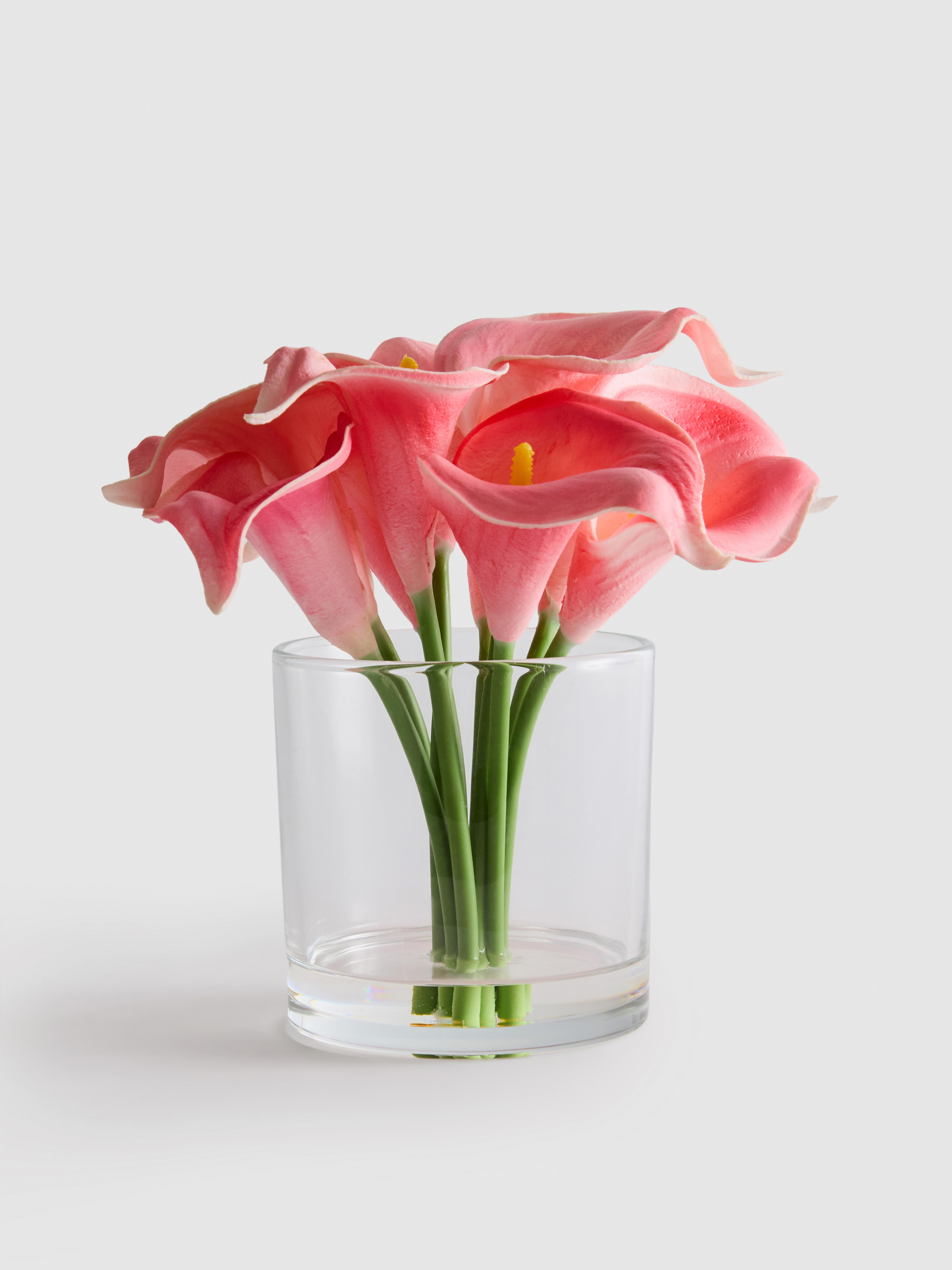 Aranžma v vazi z umetnimi kalami