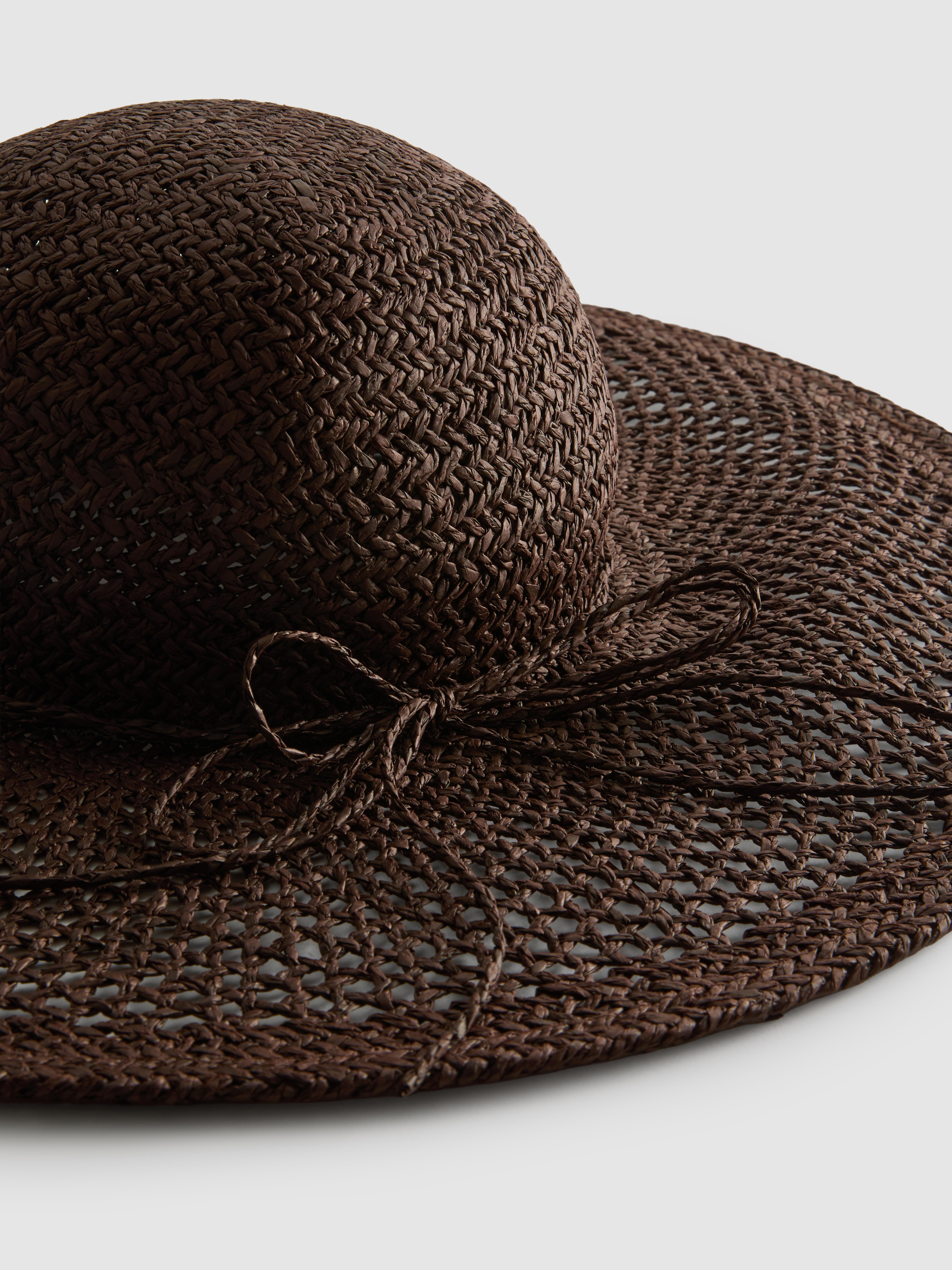 Capeline tissée et ajourée