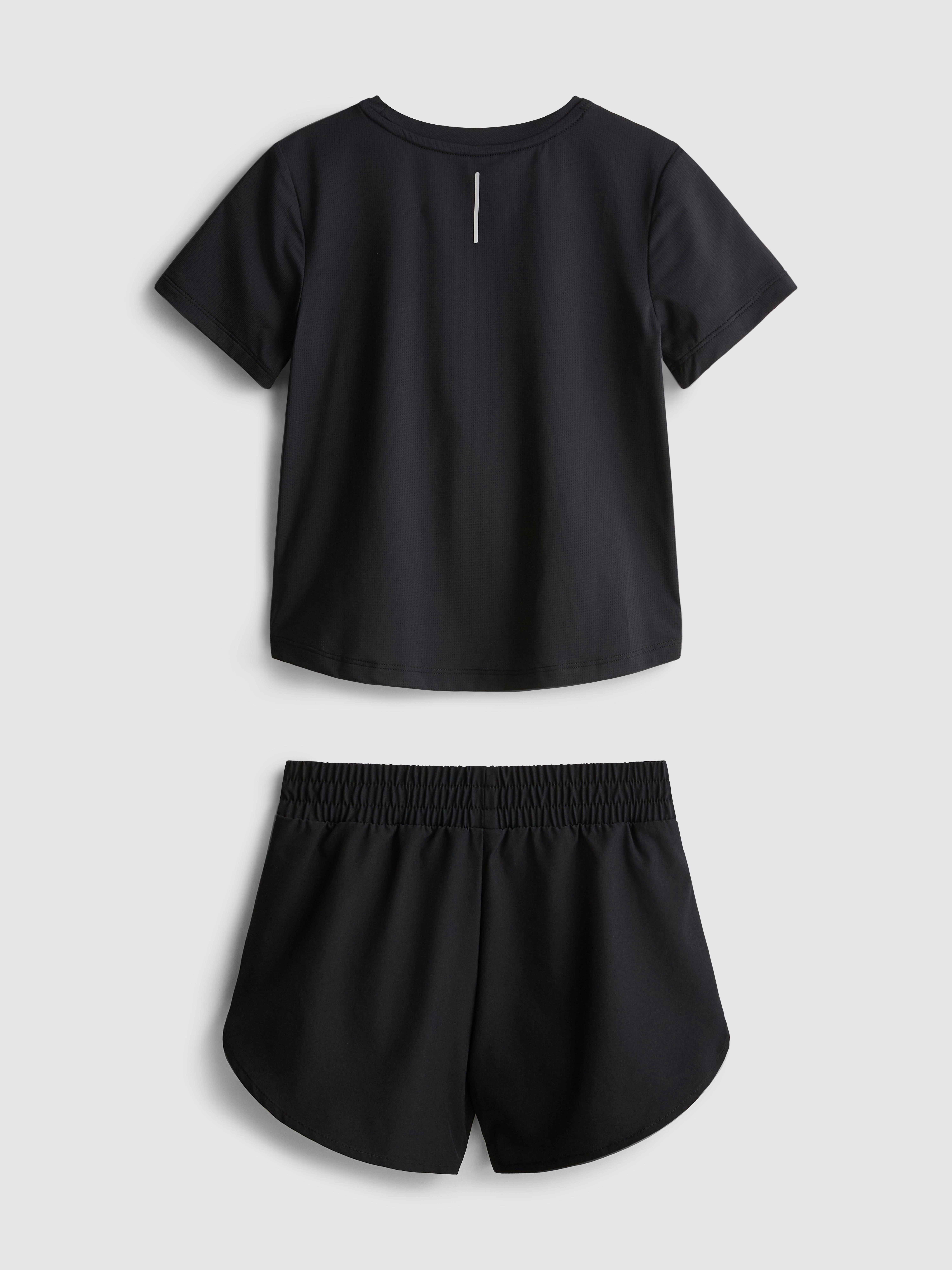 3 - 9 ani | Set sport cu tricou și pantaloni scurți