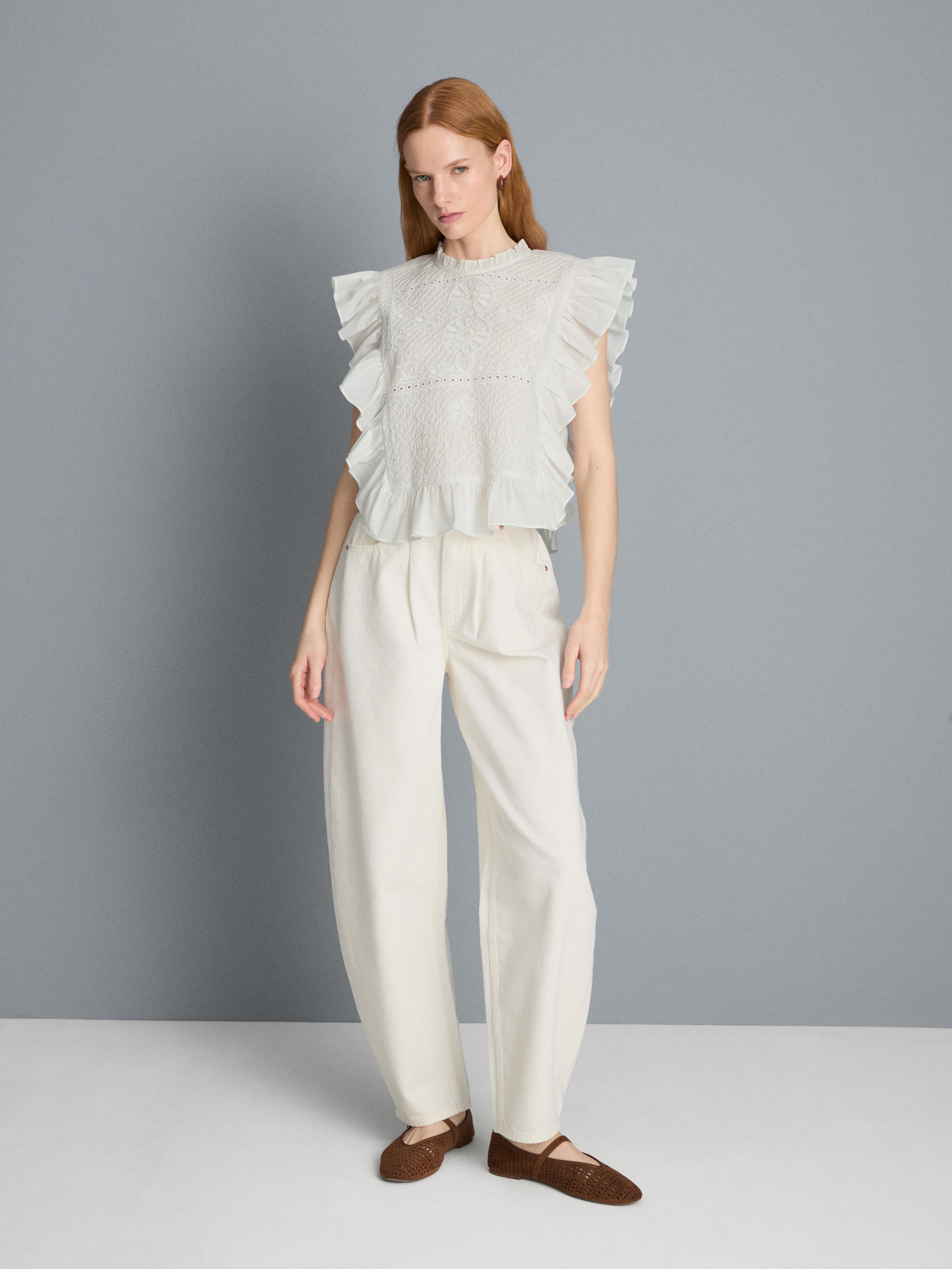 Bavaglino intessuto in cotone con pizzo sangallo