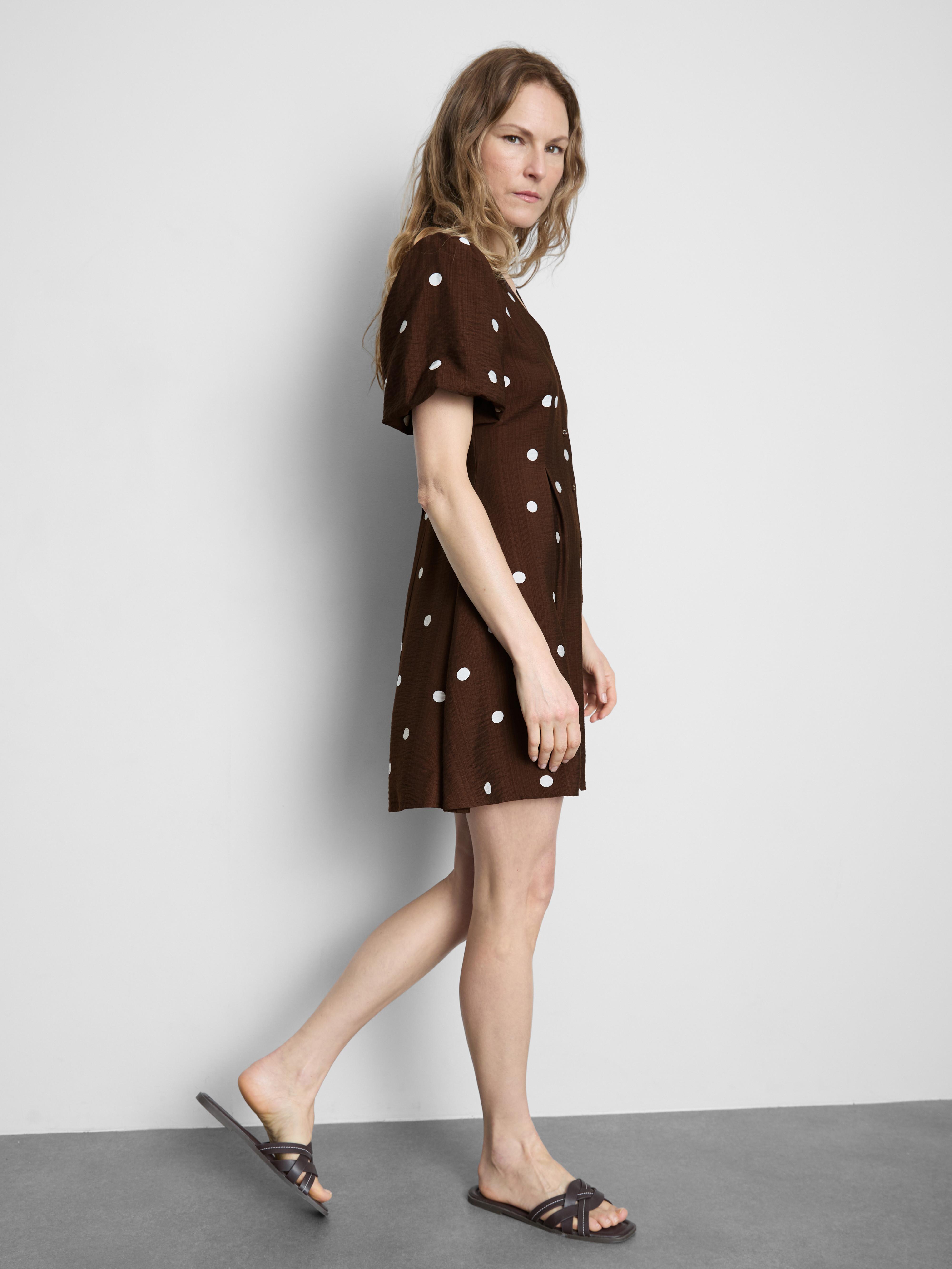 Mini-jurk met pofmouwen en knopen